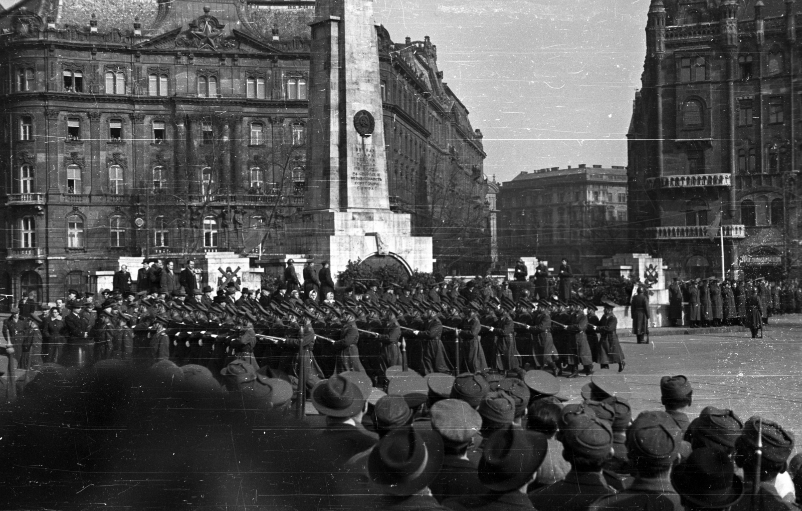 Magyarország, Budapest V., Szabadság tér, szemben az Aulich utca. Koszorúzási ünnepség a szovjet hősi emlékműnél., 1955, Dán Zsuzsanna, Budapest, koszorúzás, Fortepan #117698