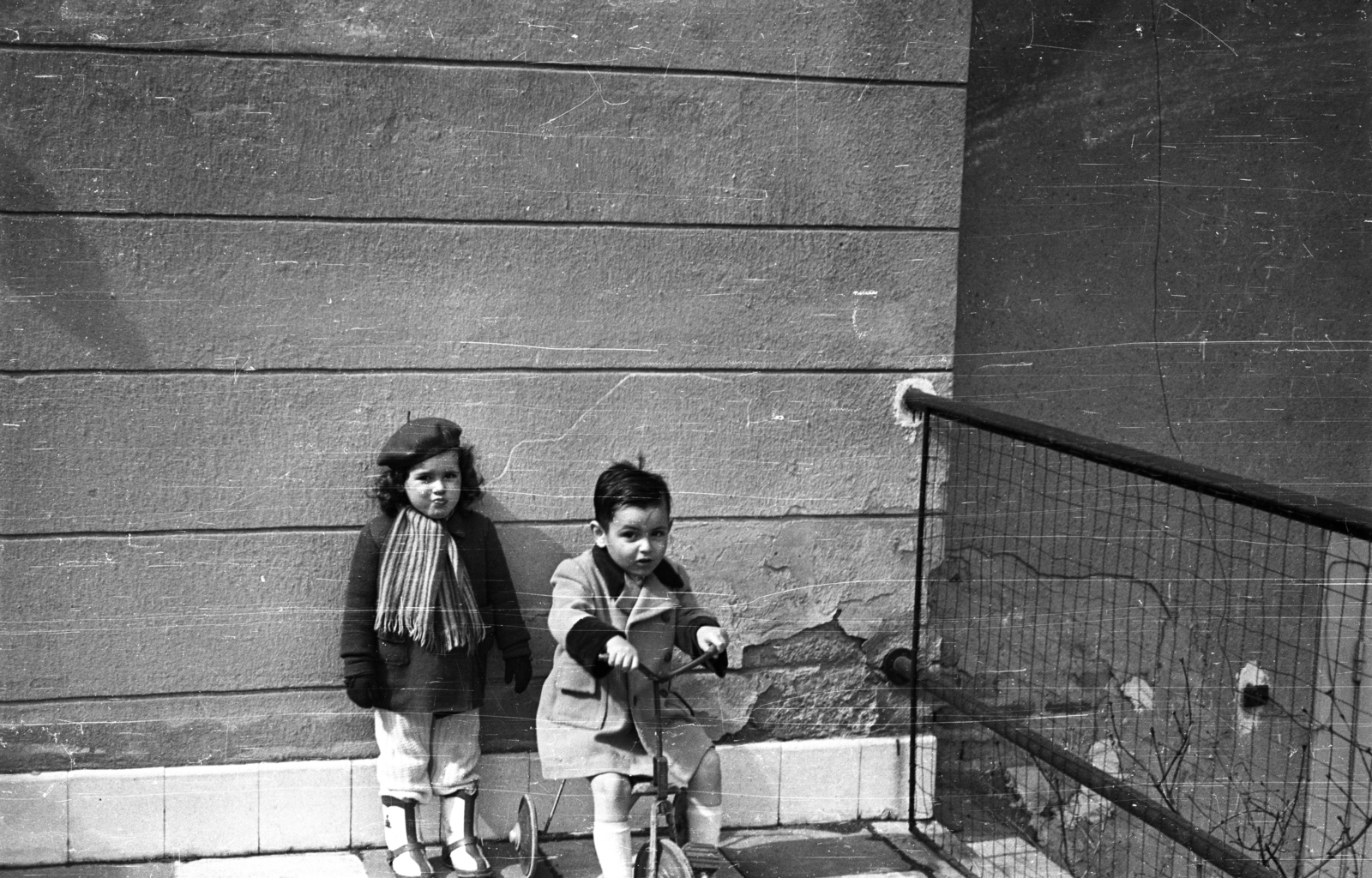 1952, Dán Zsuzsanna, coat, kids, iron bars, tricycle, beret, scarf, Fortepan #117700