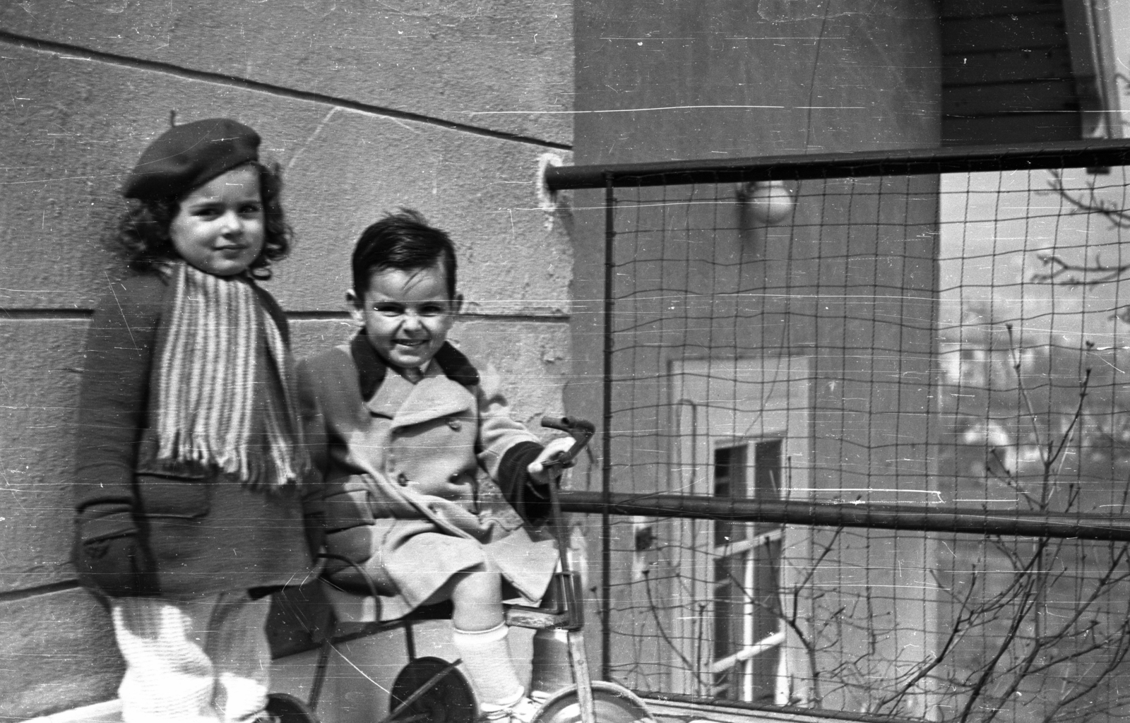 1952, Dán Zsuzsanna, coat, kid, girl, balcony, kids, iron bars, tricycle, beret, scarf, Fortepan #117701
