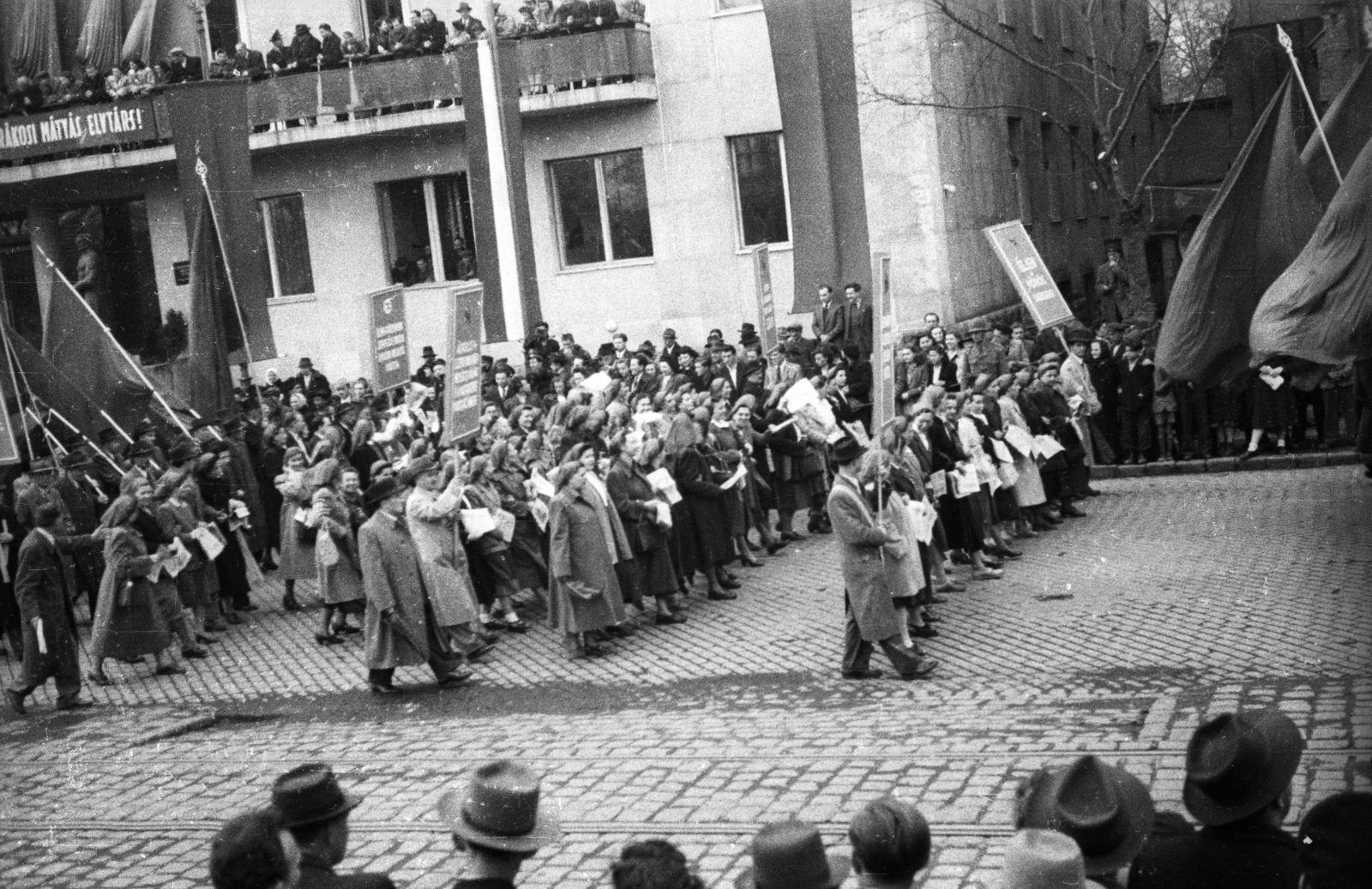 Hungary, Budapest VI., május 1-i felvonulók a Dózsa György út 84., a SZOT székház előtt., 1952, Dán Zsuzsanna, Budapest, march, 1st of May parade, Fortepan #117706