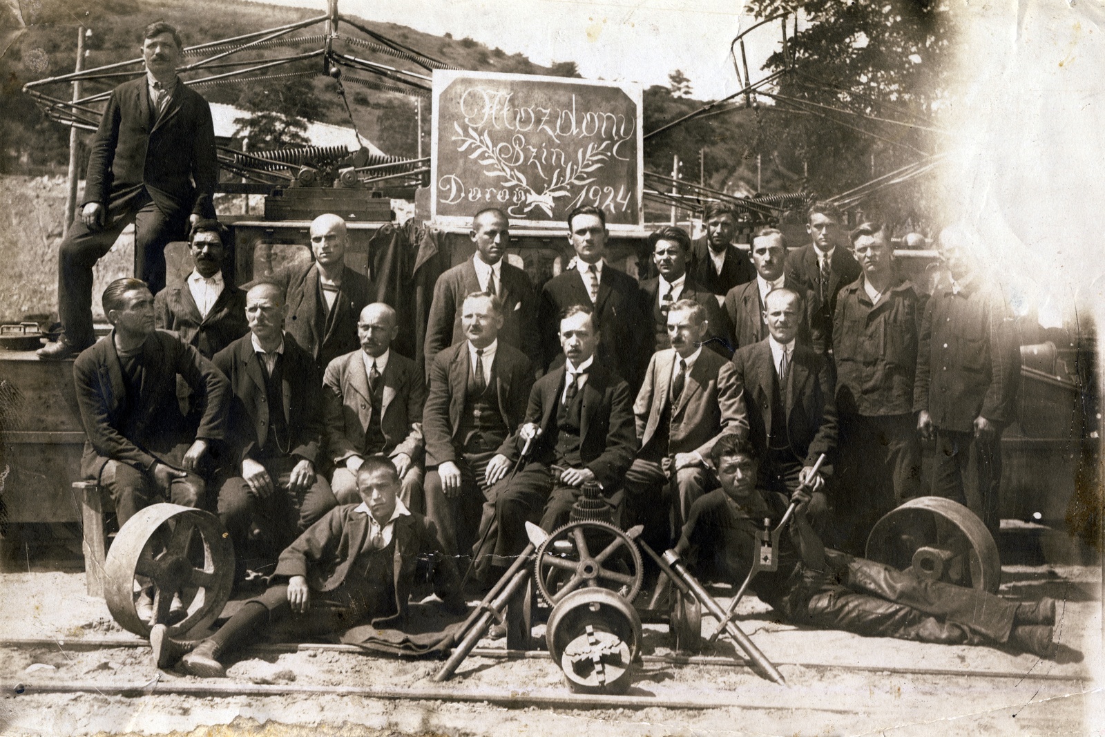 Magyarország, Dorog, Tömedékakna, a Dorogi Homokvasút mozdonyszíne, háttérben egy Ganz gyártmányú villamos ikermozdony., 1924, Hegedűs Tibor dr, munkás, mozdonyszín, csoportkép, Fortepan #117721
