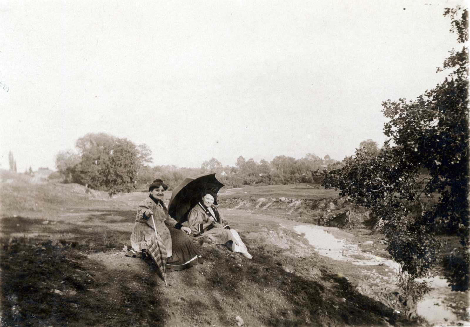 1908, Erdőssy Béla, nők, kirándulás, napernyő, esernyő, földön ülés, patakmeder, Fortepan #117755