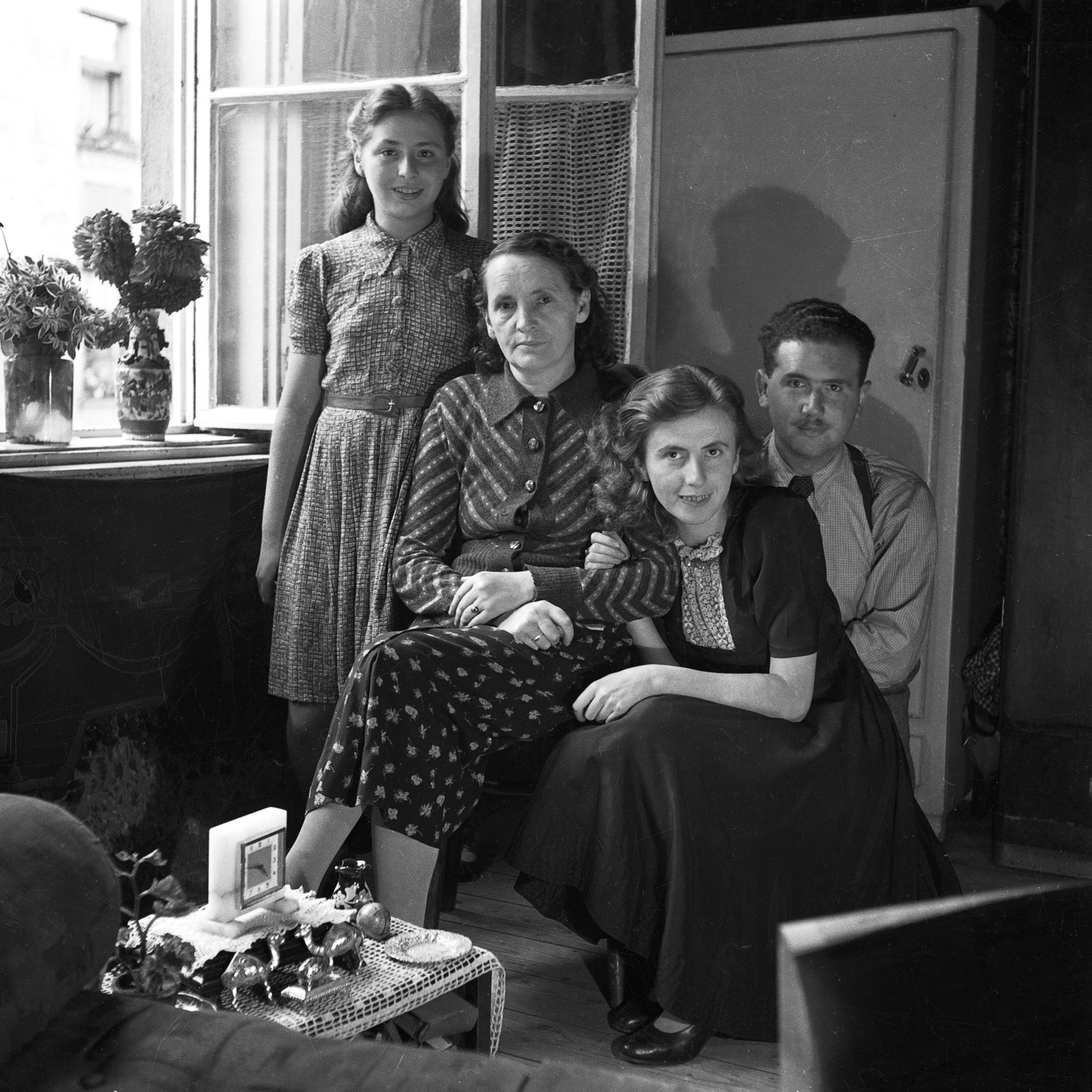 1948, Glázer Attila, family, watch, tableau, flower, window, interior, vase, smoking stand, knick-knack, Fortepan #117821
