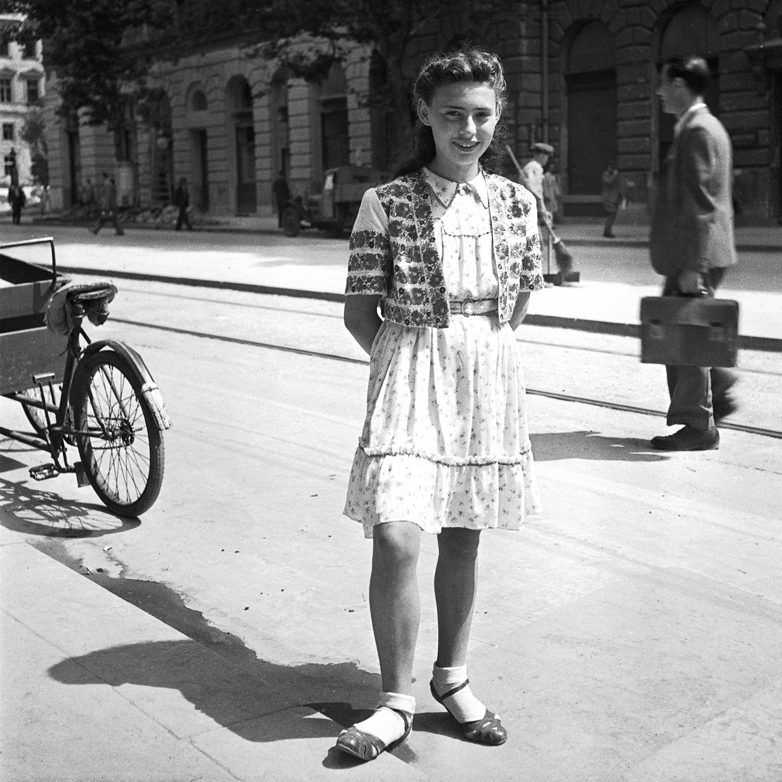 Hungary, Budapest V., Nádor utca, balra a Vértanúk tere., 1948, Glázer Attila, portrait, street view, tricycle, sweeper, briefcase, girl, Budapest, Fortepan #117822