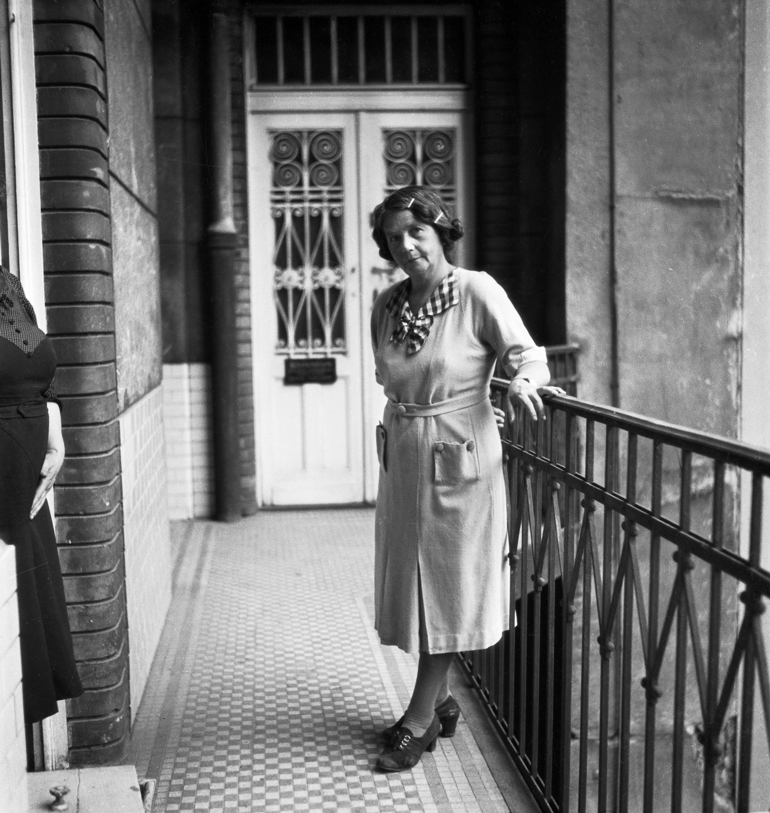 Hungary, Budapest VII., Károly körút (Somogyi Béla út) 3/a., 1950, Glázer Attila, portrait, railing, Budapest, outside balcony, Fortepan #117830