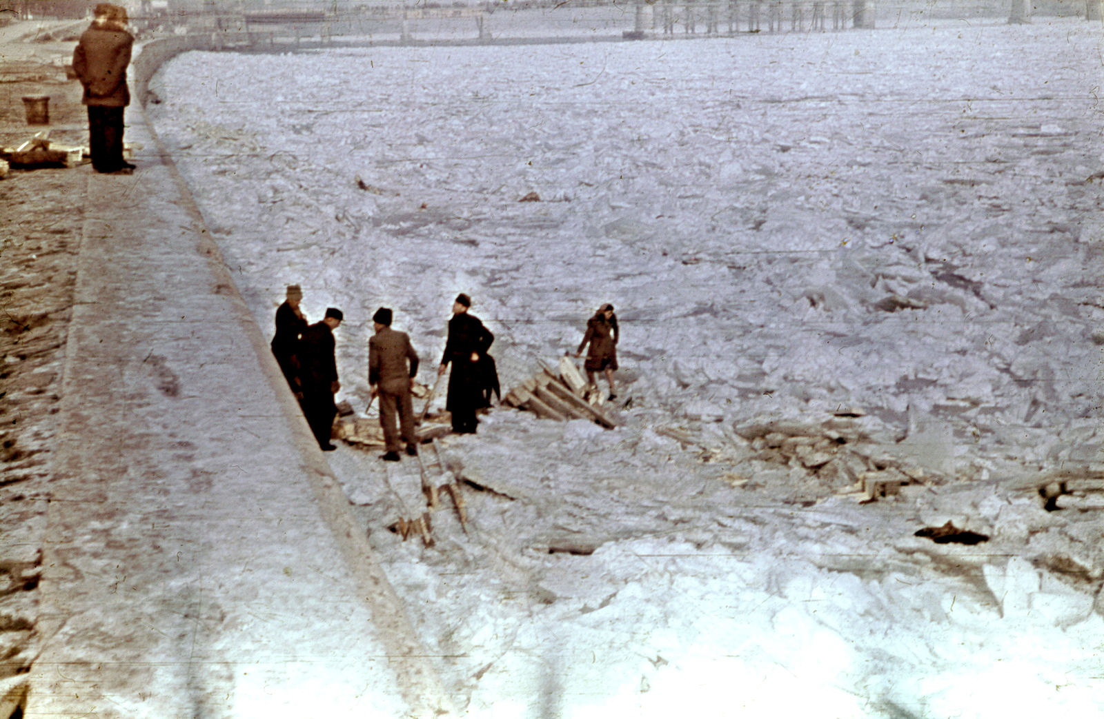 Magyarország, Budapest I., budai alsó rakpart, a zajló Duna az épülő Kossuth híd felé nézve., 1945, Glázer Attila, Kossuth híd, színes, Budapest, jégzajlás, Fortepan #117833