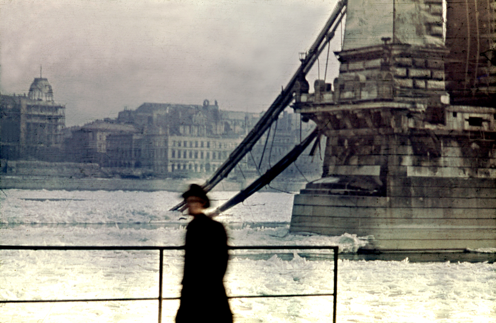 Hungary, Budapest I., a lerombolt Széchenyi Lánchíd megmaradt budai kapuzata., 1945, Glázer Attila, colorful, wrecked bridge, ice breaking, Budapest, war damage, Fortepan #117836