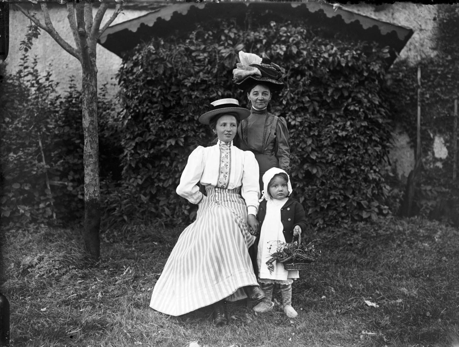 1909, Glázer Attila, lady, basket, girl, hat, striped dress, fashion, flower, Fortepan #117842