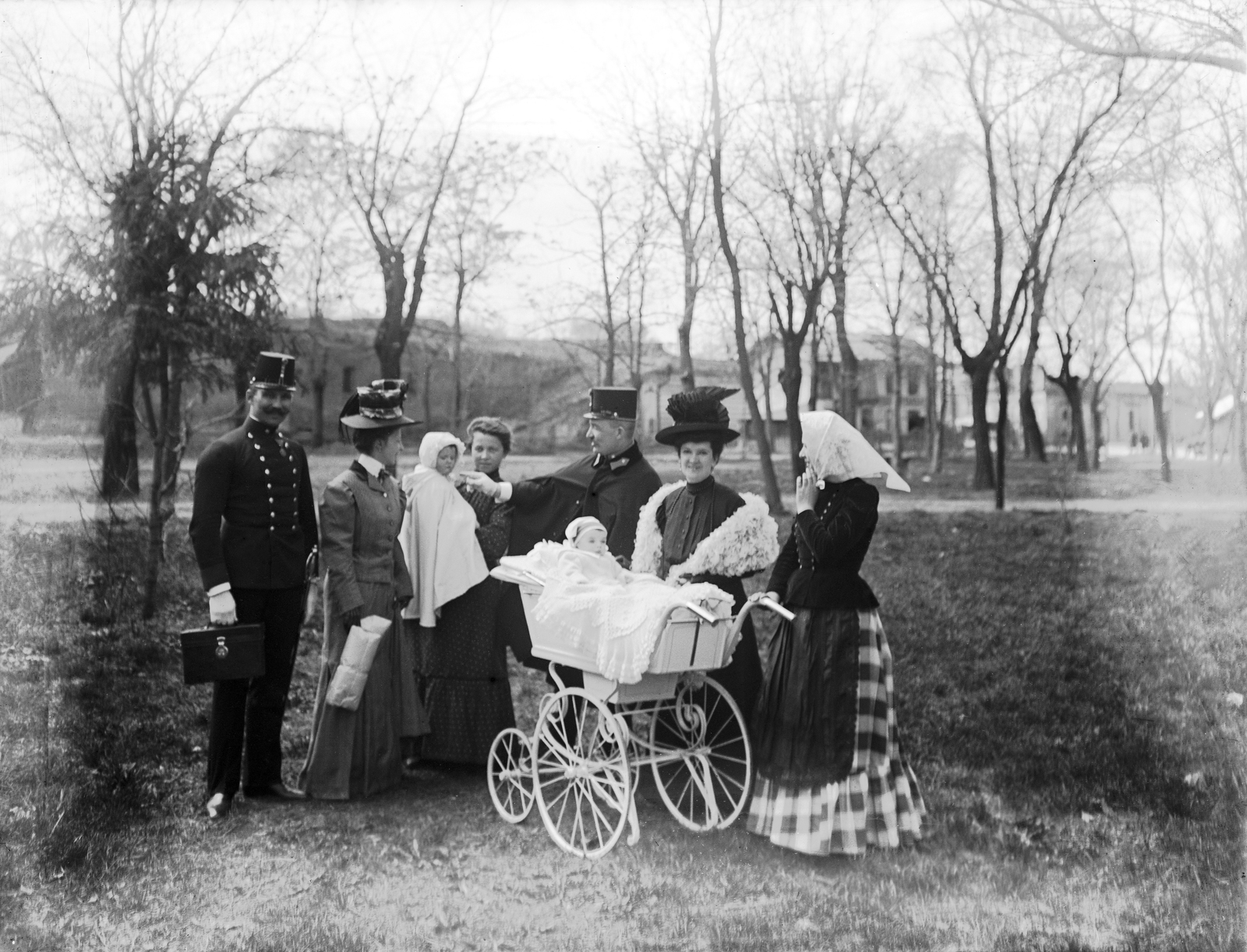 1909, Glázer Attila, tableau, lady, baby carriage, newborn, nanny, cop, Fortepan #117846