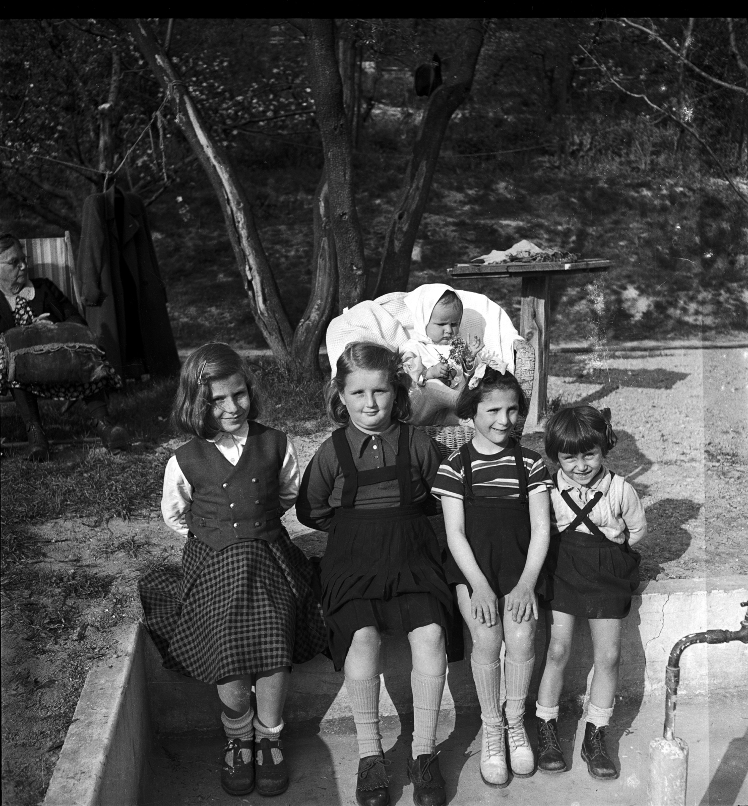 1957, Glázer Attila, gyerekek, hátratett kéz, Fortepan #117852