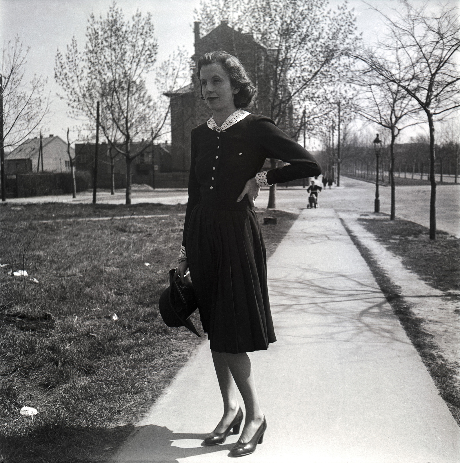 Hungary, Budapest XIV., Stefánia út, balra a Gizella út és a Jurisich Miklós utca találkozása., 1939, Glázer Attila, hat, walk, Budapest, dress, high-heel shoe, long collar, hat in hand, Fortepan #117855