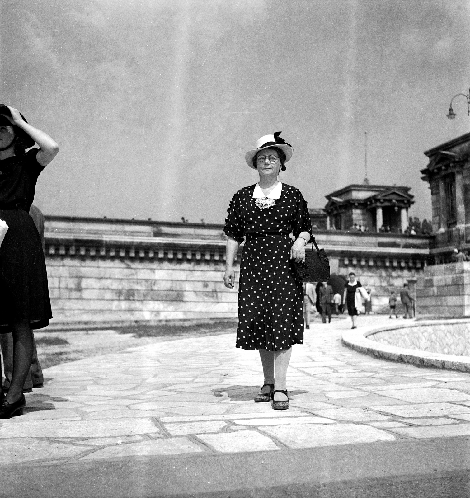 Hungary, Budapest V., a Széchenyi Lánchíd pesti hídfője., 1939, Glázer Attila, hat, glasses, bag, lady, Budapest, summer dresses, dotted dress, long collar, Fortepan #117869