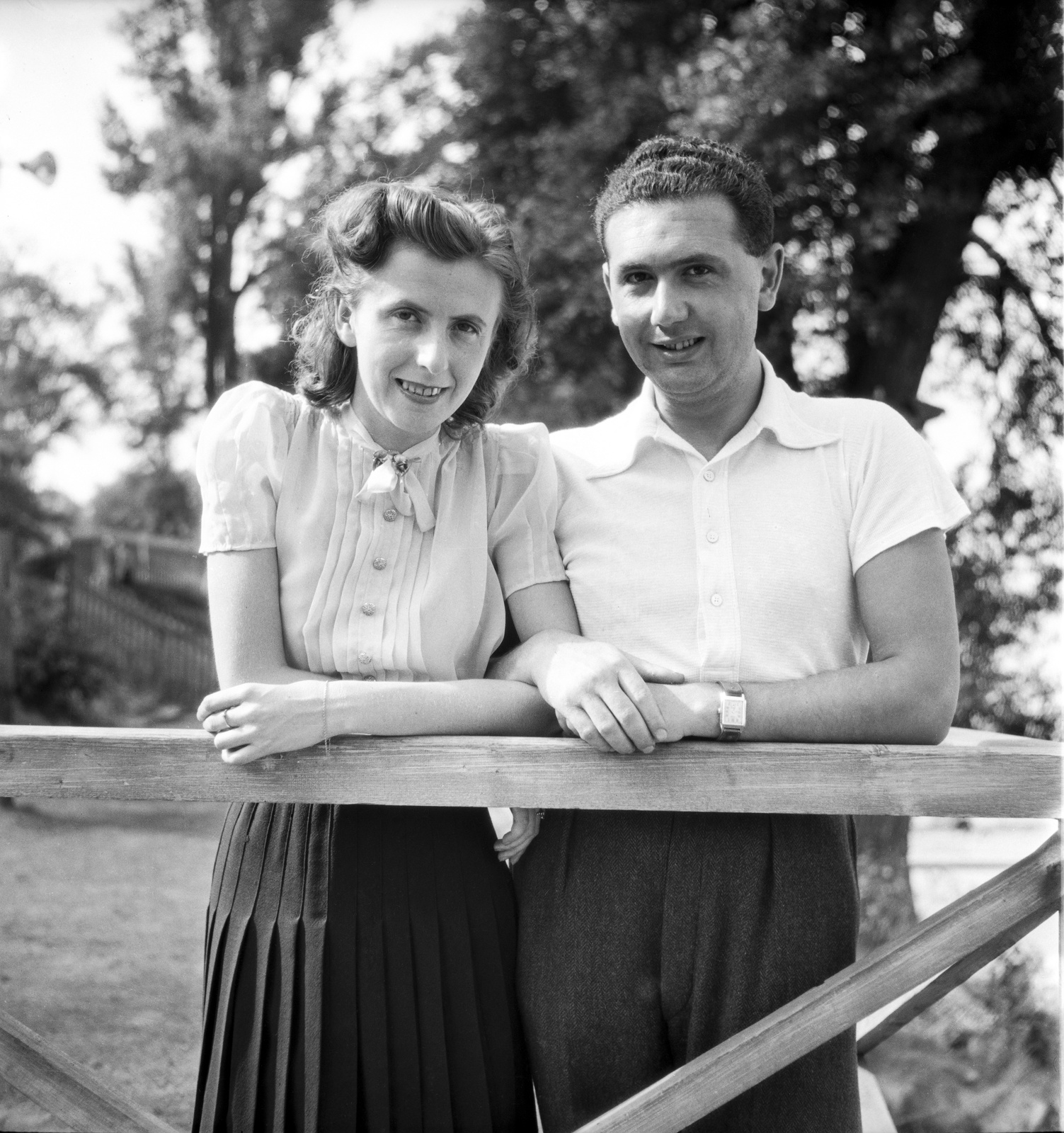 1950, Glázer Attila, railing, double portrait, man and woman, wrist watch, pleated skirt, blouse, Fortepan #117871
