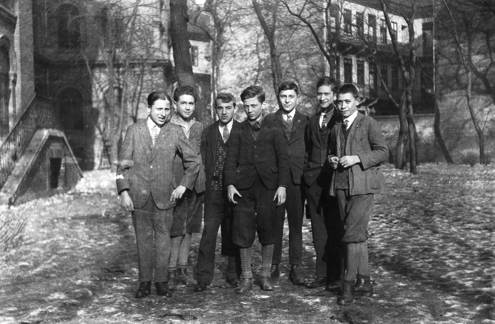 Magyarország, Budapest VII., Bethlen Gábor tér 2., Izraelita Polgári Fiúiskola (később McDaniel College) udvara, háttérben a Nefelejcs utca 32. udvari frontja látható., 1930, Glázer Attila, Budapest, bricsesz, fiúk, Fortepan #117881
