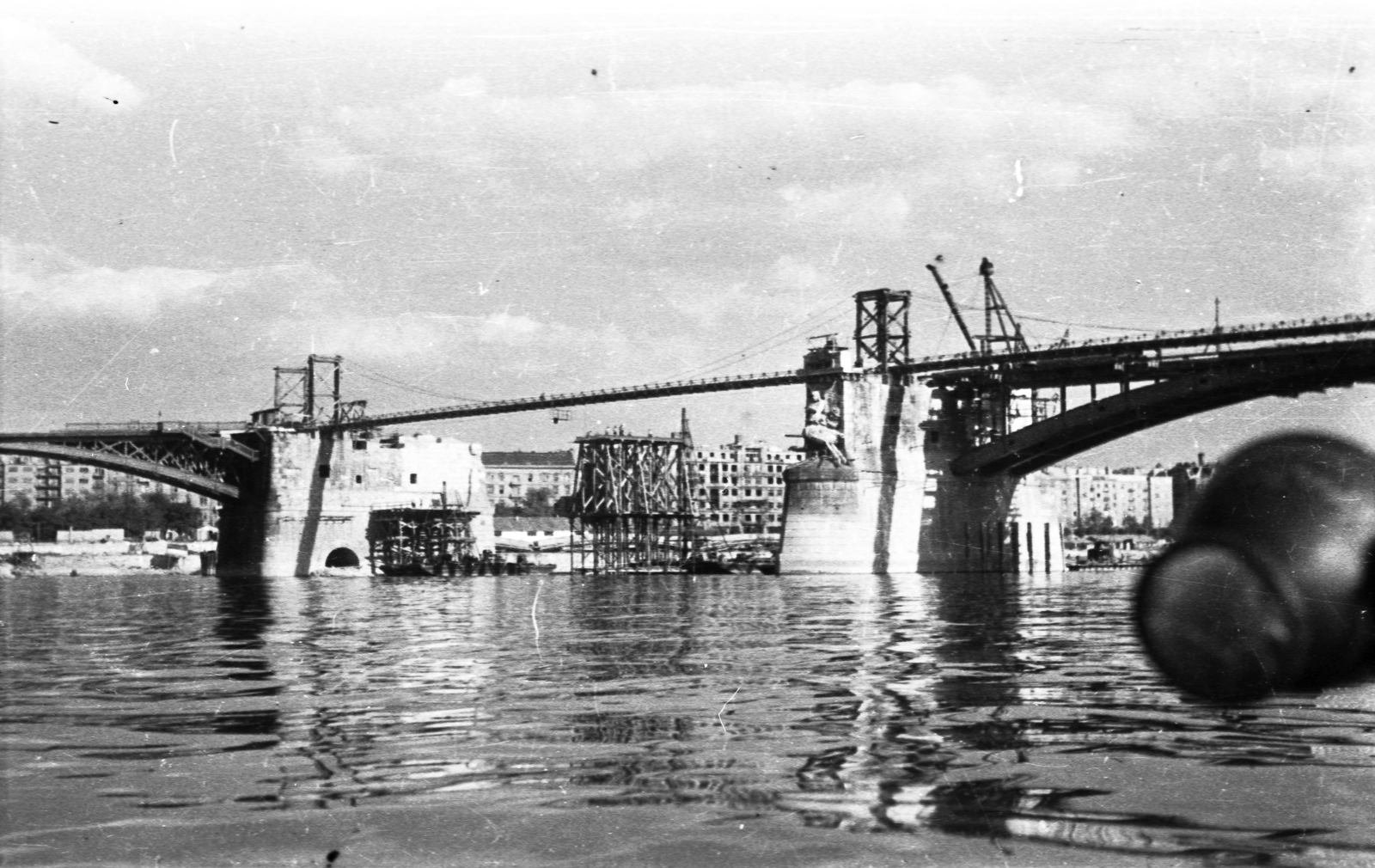 Hungary, Budapest V., a lerombolt Margit híd, mögötte a Balassi Bálint (Személynök) utca házai. Középen az állvány mögött a Jászai Mari (Rudolf trónörökös) téren a kiégett bérház a későbbi ÁVH épülete, ma a Képviselői Irodaház ("Fehér Ház")., 1946, Glázer Attila, Budapest, river, house, wrecked bridge, Fortepan #117891