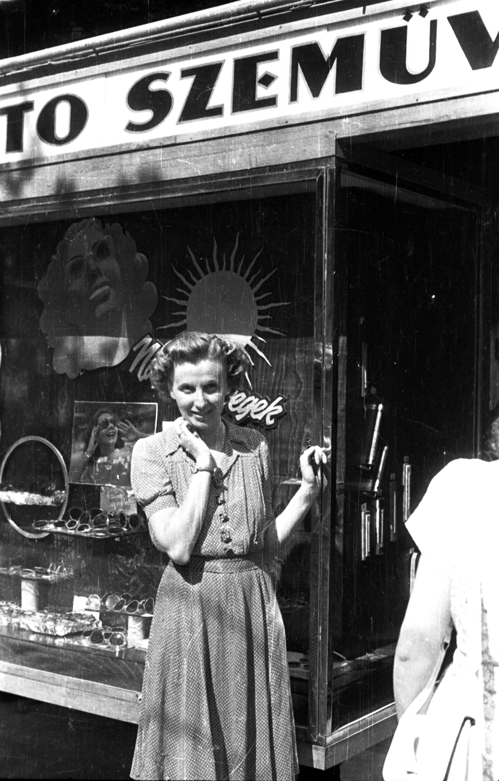 Hungary, Budapest V., Nádor utca 29., 1949, Glázer Attila, Budapest, lady, Show window, glasses, dotted dress, Fortepan #117898