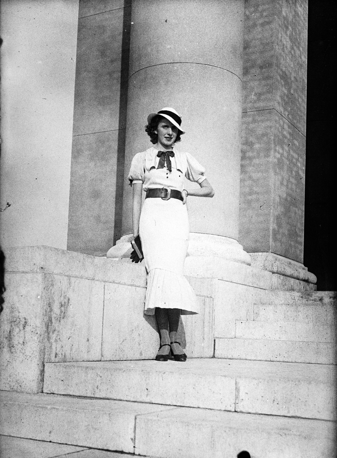 Magyarország, Budapest VIII., Magyarok Nagyasszonya (Rezső) tér, a felvétel a Magyarok Nagyasszonya-templom előtt készült., 1942, Glázer Attila, Budapest, kalap, öv, elegancia, nyári ruha, Fortepan #117910