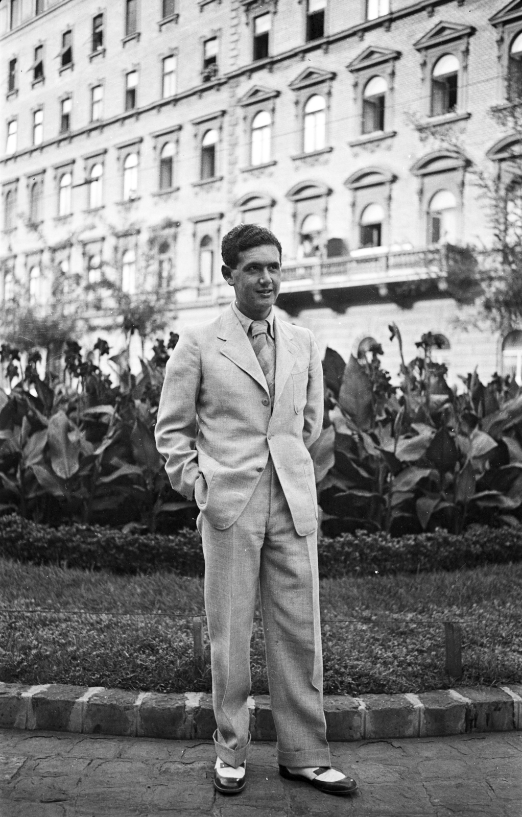 Hungary, Budapest VIII., a felvétel a Rókus kórház előtt készült, háttérben a Gyulai Pál utca 1., 1940, Glázer Attila, Budapest, shoe, tie, suit, Fortepan #117914