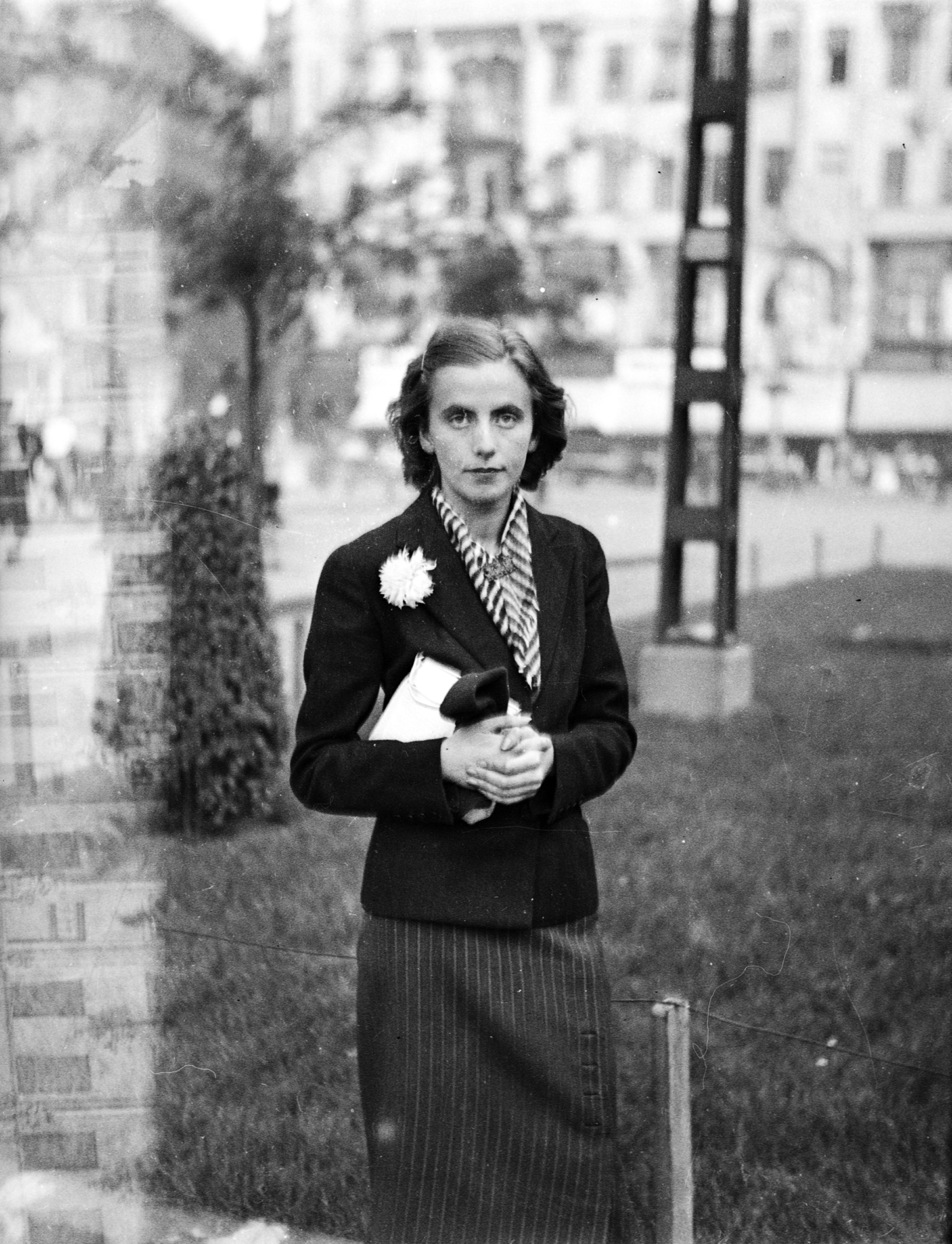 Hungary, Budapest VIII.,Budapest VII., Gyulai Pál utca, a felvétel a Rókus kórház előtt készült, háttérben a Rákóczi út és a Nagy Diófa utca torkolata., 1941, Glázer Attila, woman, Budapest, Fortepan #117919
