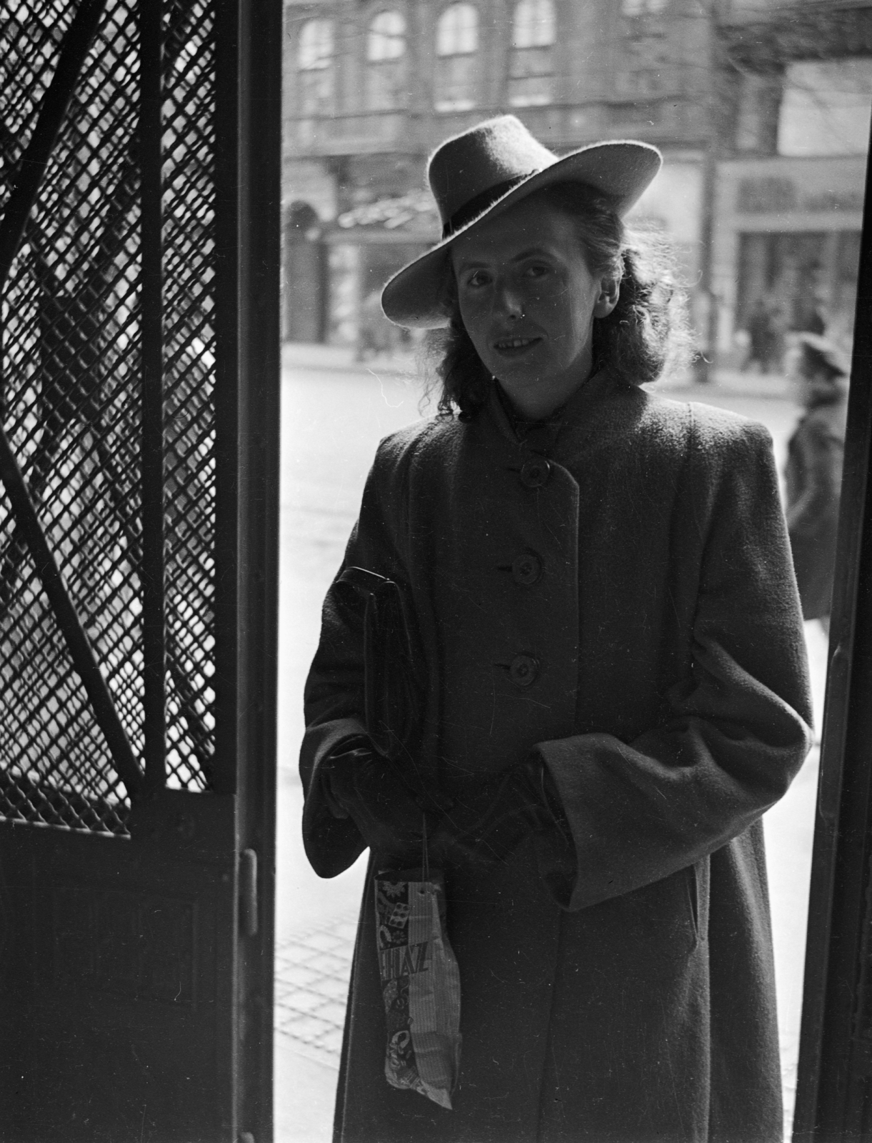 Hungary, Budapest V.,Budapest VII., Károly körút (Somogyi Béla út), a 3/a számú ház kapujából nézve., 1947, Glázer Attila, Budapest, hat, coat, lady, gateway, Fortepan #117923