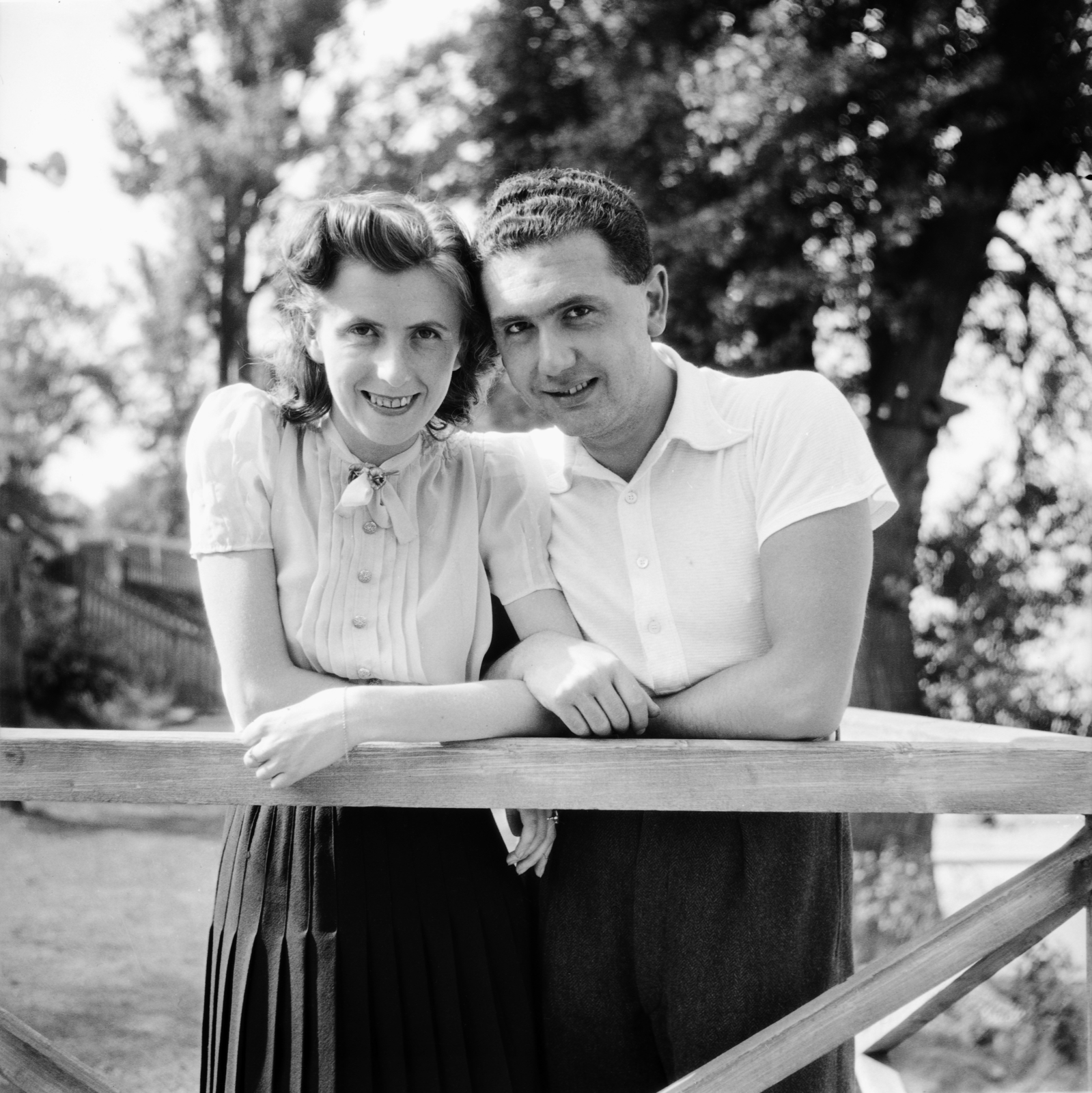1950, Glázer Attila, smile, railing, double portrait, man and woman, pleated skirt, blouse, Fortepan #117927