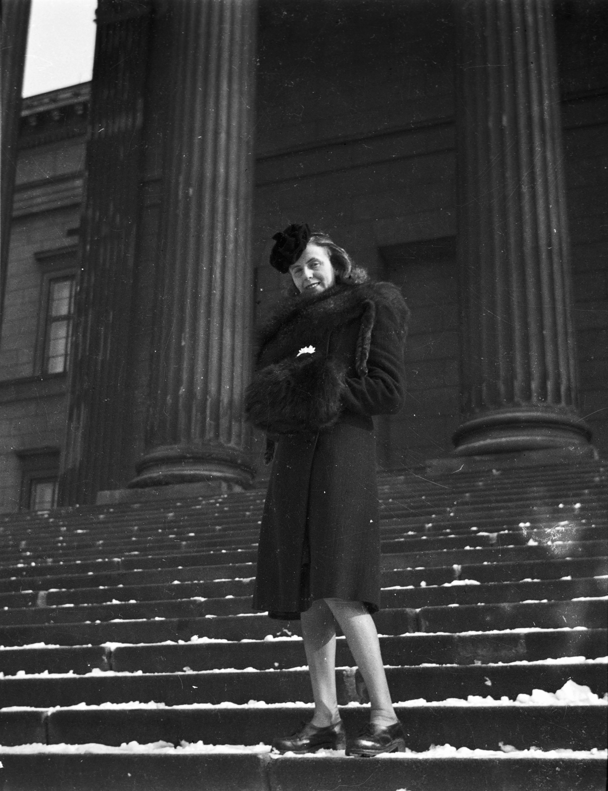 Hungary, Budapest VIII., Magyar Nemzeti Múzeum., 1950, Glázer Attila, fur coat, coat, Budapest, lady, stairs, bottom view, Fortepan #117928