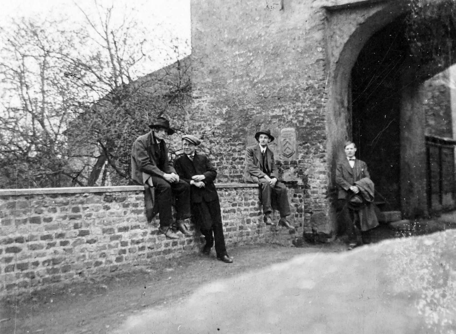 Németország, Düsseldorf, Angermund vára., 1932, Gádoros Lajos, falon ülni, Fortepan #11793