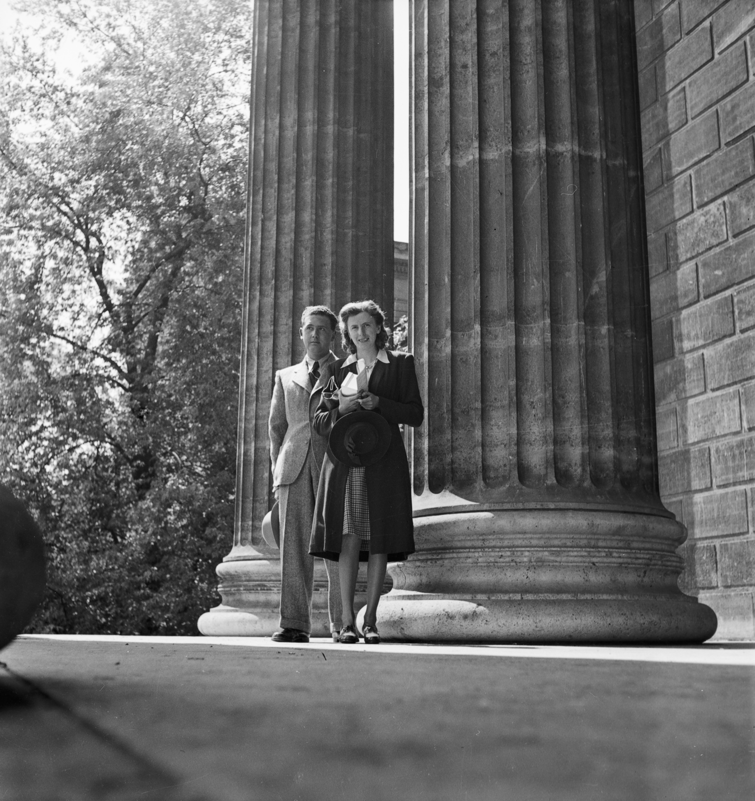 Hungary, Budapest XIV., Hősök tere, a Szépművészeti Múzeum oszlopcsarnoka., 1949, Glázer Attila, Budapest, lady, gentleman, hat in hand, pillar, Fortepan #117938