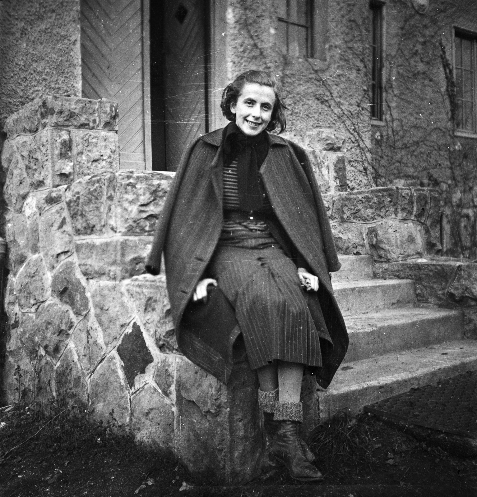 Hungary, Pilis Mountains, Kevély-nyereg, Természetbarátok Turista Egyesülete Kevélynyergi Menedékháza., 1949, Glázer Attila, coat, smile, lady, portrait, sitting, stairs, scarf, Fortepan #117942