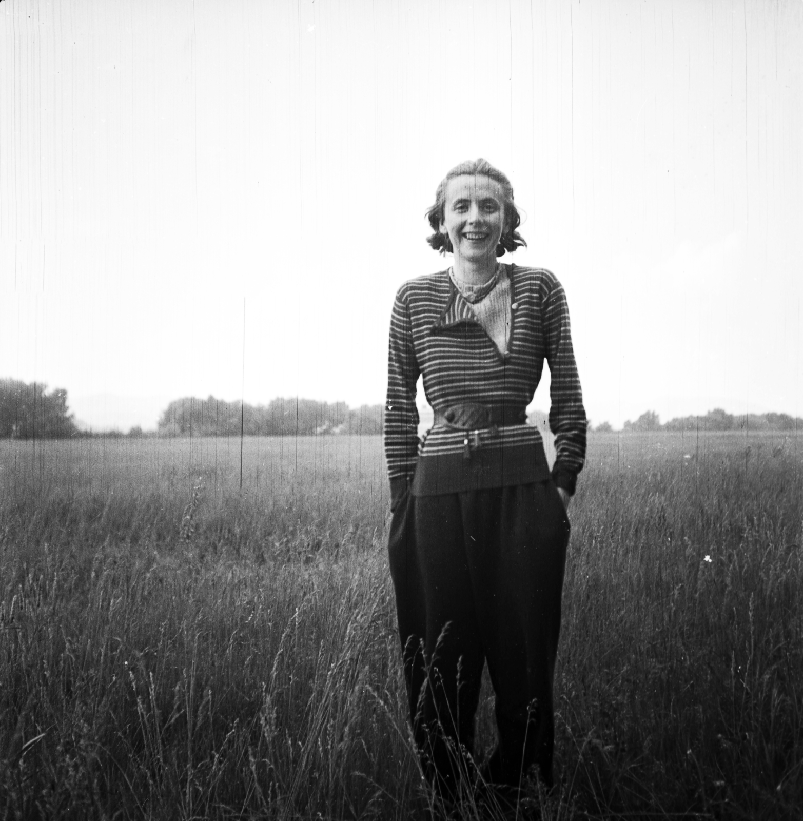 1945, Glázer Attila, lady, hands in pockets, smile, Fortepan #117949