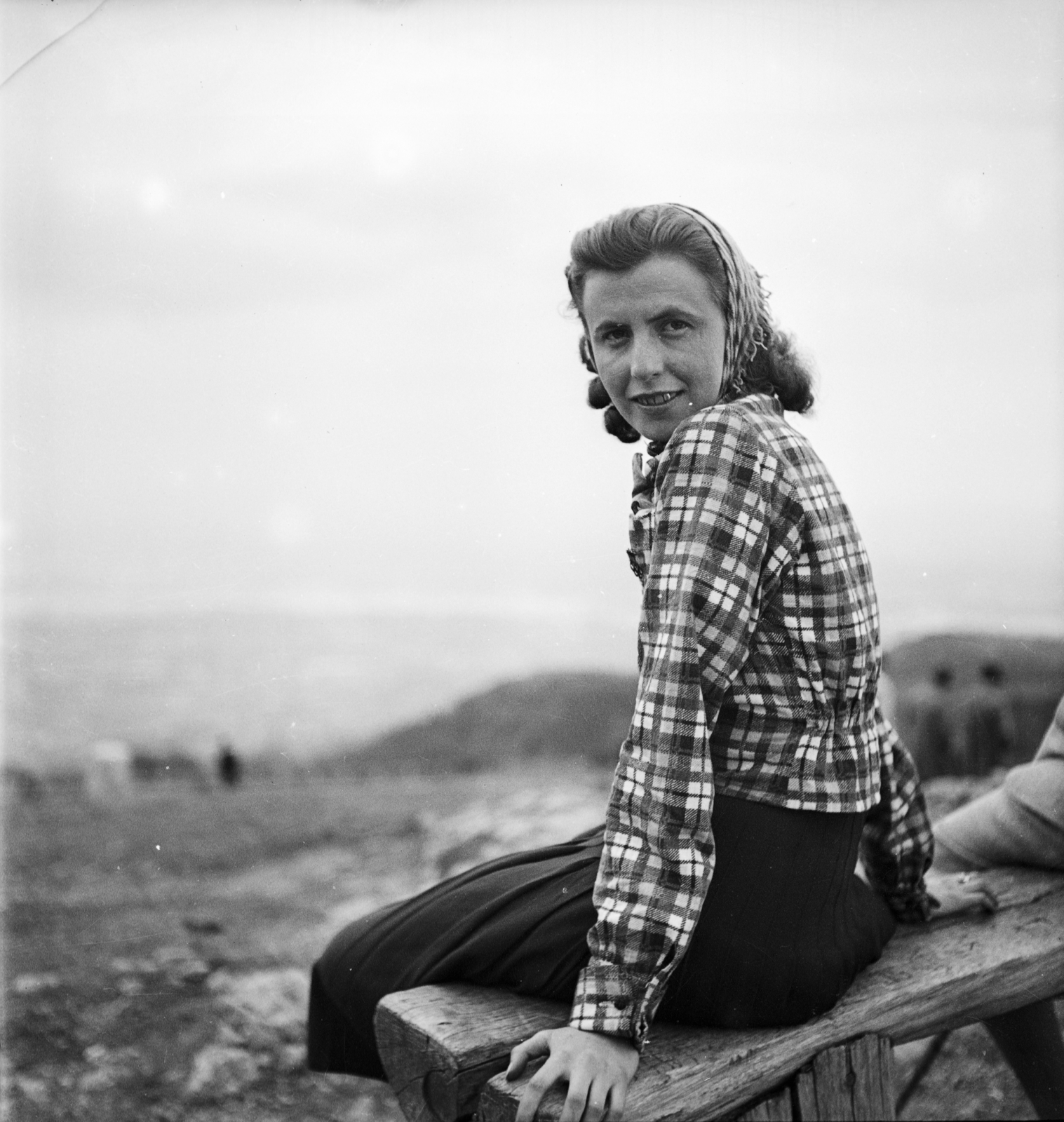 Hungary, Budapest II.,Budapest III., Hármashatárhegy, a távolban a Duna, háttérben a Tábor-hegy., 1945, Glázer Attila, Budapest, lady, bench, sitting, headscarf, plaid shirt, looking back, Fortepan #117950