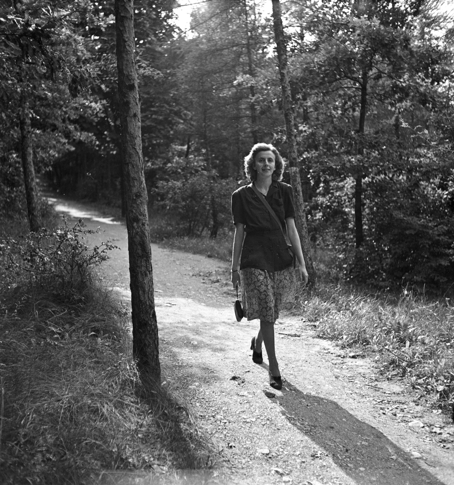 1945, Glázer Attila, blouse, lady, path, woods, handbag, skirt, Fortepan #117951