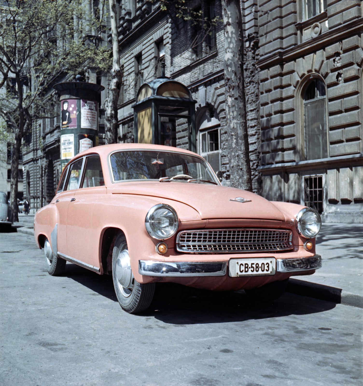 Hungary, Budapest V., Báthory utca a Hold (Rosenberg házaspár) utca és a Szemere utca között., 1960, Glázer Attila, ad pillar, phone booth, number plate, Budapest, colorful, Fortepan #117955