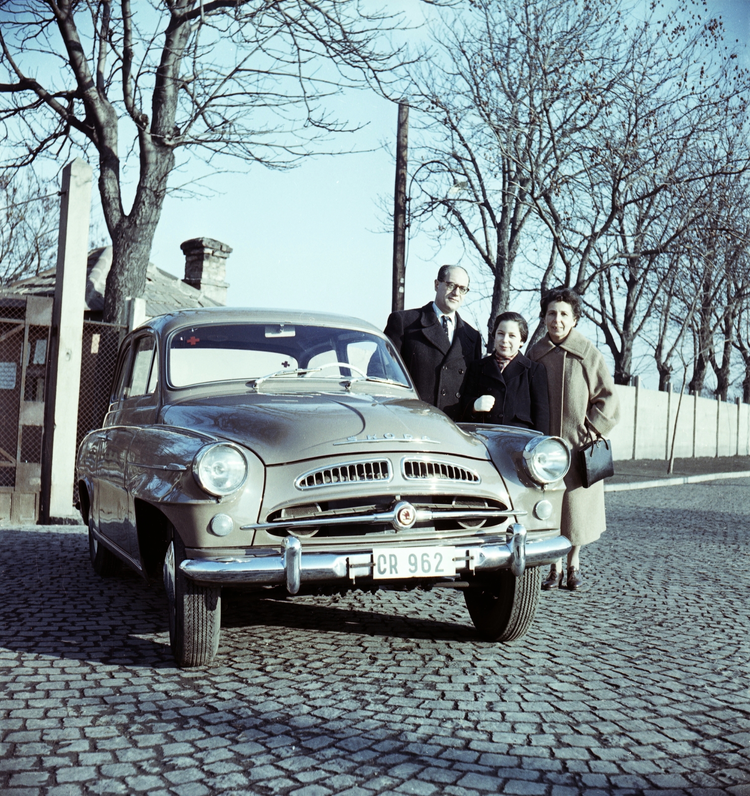 Magyarország, Budapest XI.,Budapest XII., Érdi út a Farkasréti temető felső bejárata előtt a mai Márton Áron térnél., 1958, Glázer Attila, Skoda-márka, Skoda Octavia, Budapest, színes, kockakő, rendszám, képarány: négyzetes, Fortepan #117958