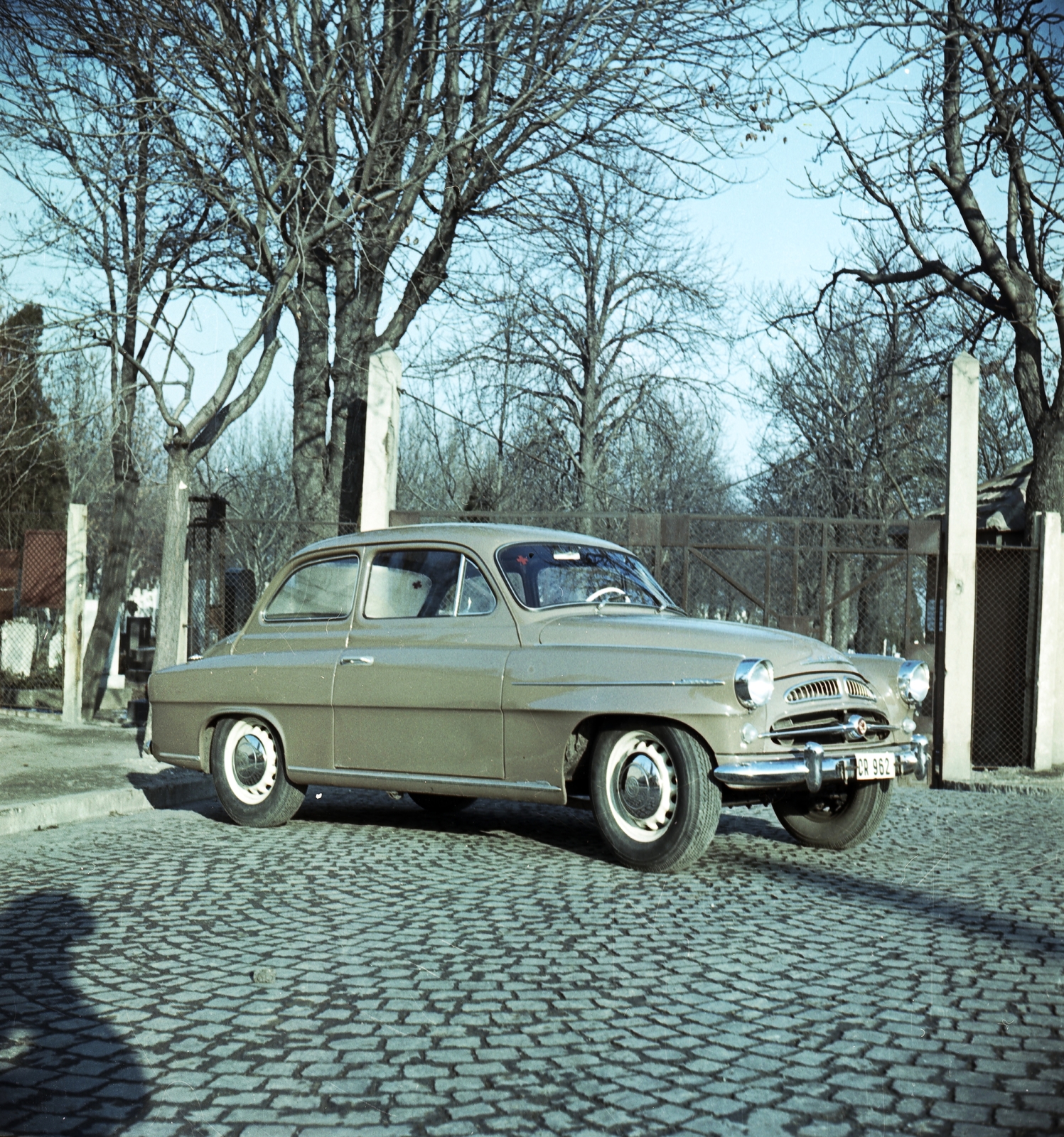 Hungary, Budapest XI.,Budapest XII., Érdi út a Farkasréti temető felső bejárata előtt a mai Márton Áron térnél., 1958, Glázer Attila, Skoda-brand, Budapest, colorful, photo aspect ratio: square, Fortepan #117960