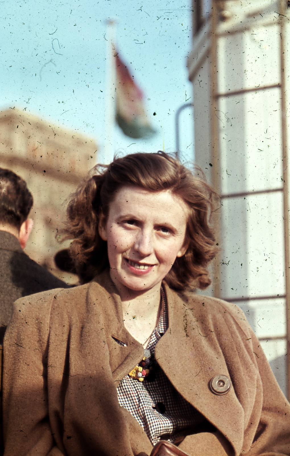 Hungary, Budapest V., egy hajó fedélzetén a Vigadó téri hajóállomásnál, háttérben a Hungária szálló., 1943, Glázer Attila, Budapest, colorful, Fortepan #117973