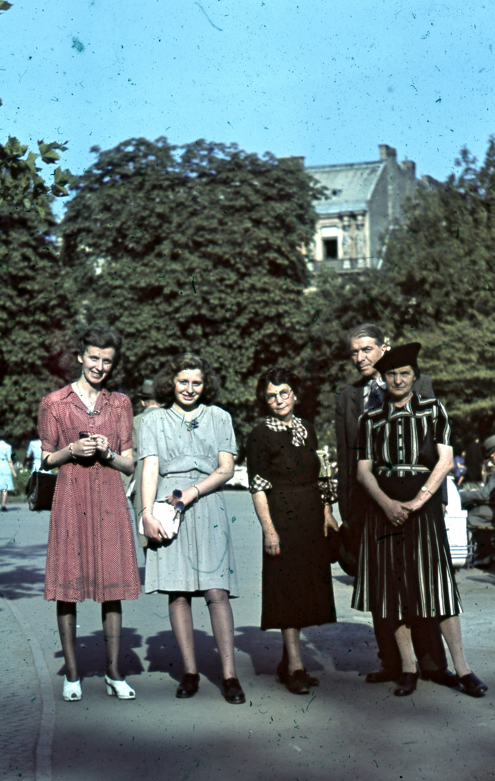 Magyarország, Budapest V., Erzsébet tér, háttérben a 14. számú ház részlete látszik., 1943, Glázer Attila, Budapest, színes, Fortepan #117980