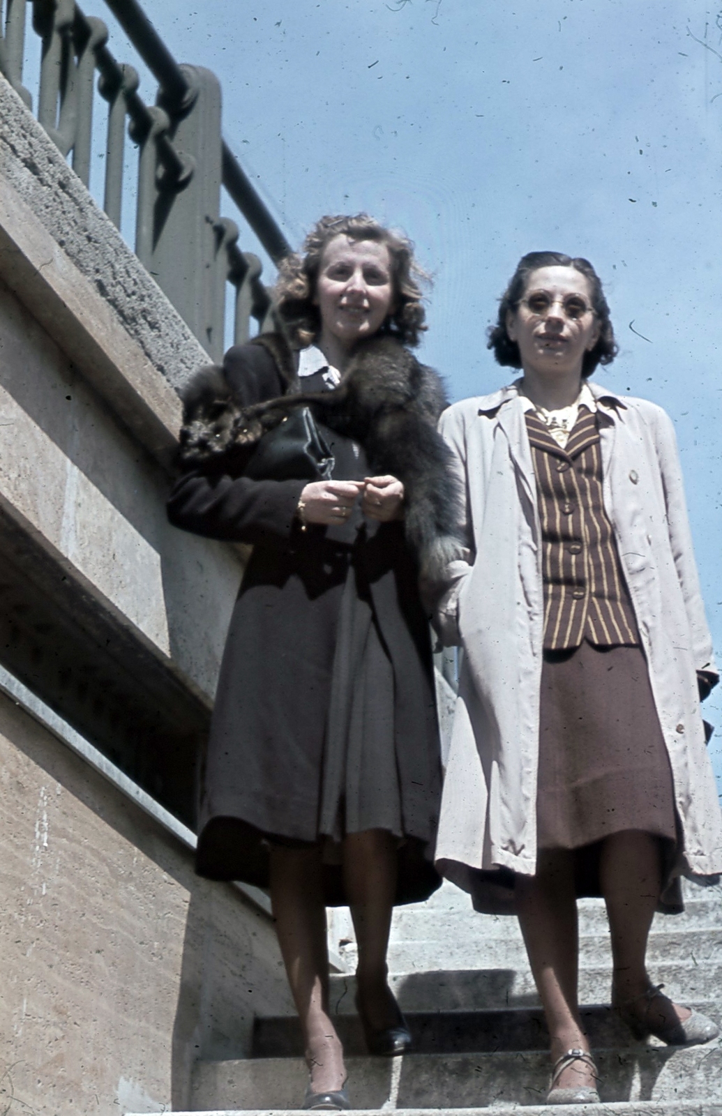 Magyarország, Budapest VI., lejárat a Millenniumi Földalatti Vasút Hősök tere állomására, a Vörösmarty tér felé menő járathoz., 1943, Glázer Attila, Budapest, színes, Fortepan #117981