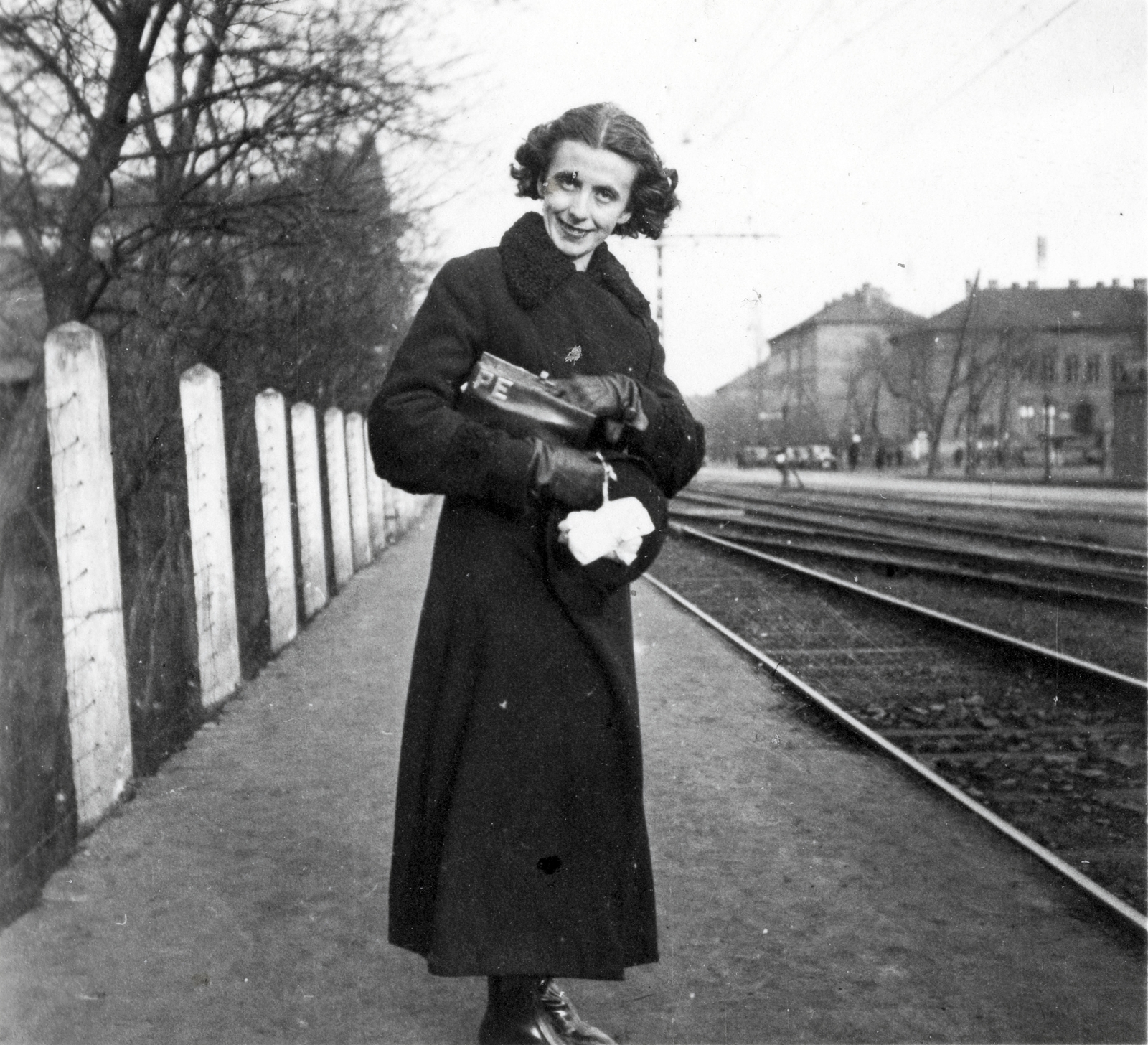 Hungary, Budapest VIII.,Budapest X.,Budapest XIV., Kerepesi út a Hungária körút felé nézve, HÉV megálló. Jobbra a háttérben a Bajcsy-Zsilinszky rendőrlaktanya (később a Készenléti Rendőrség laktanyája)., 1946, Glázer Attila, Budapest, lady, smile, coat, gloves, hat in hand, Fortepan #117995