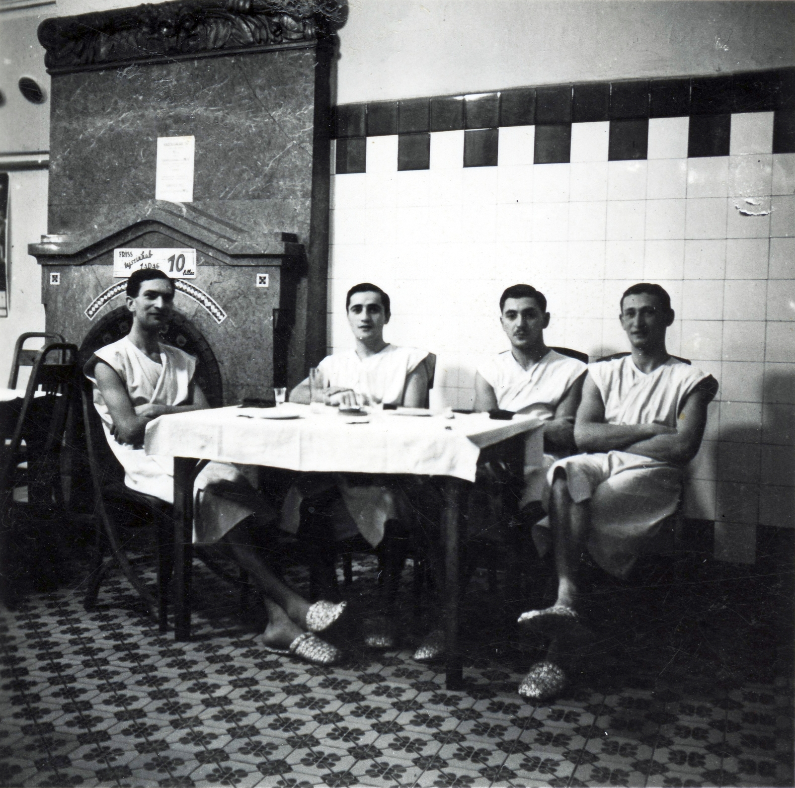 1935, Glázer Attila, csempe, papucs, asztal, karba tett kéz, Fortepan #118018