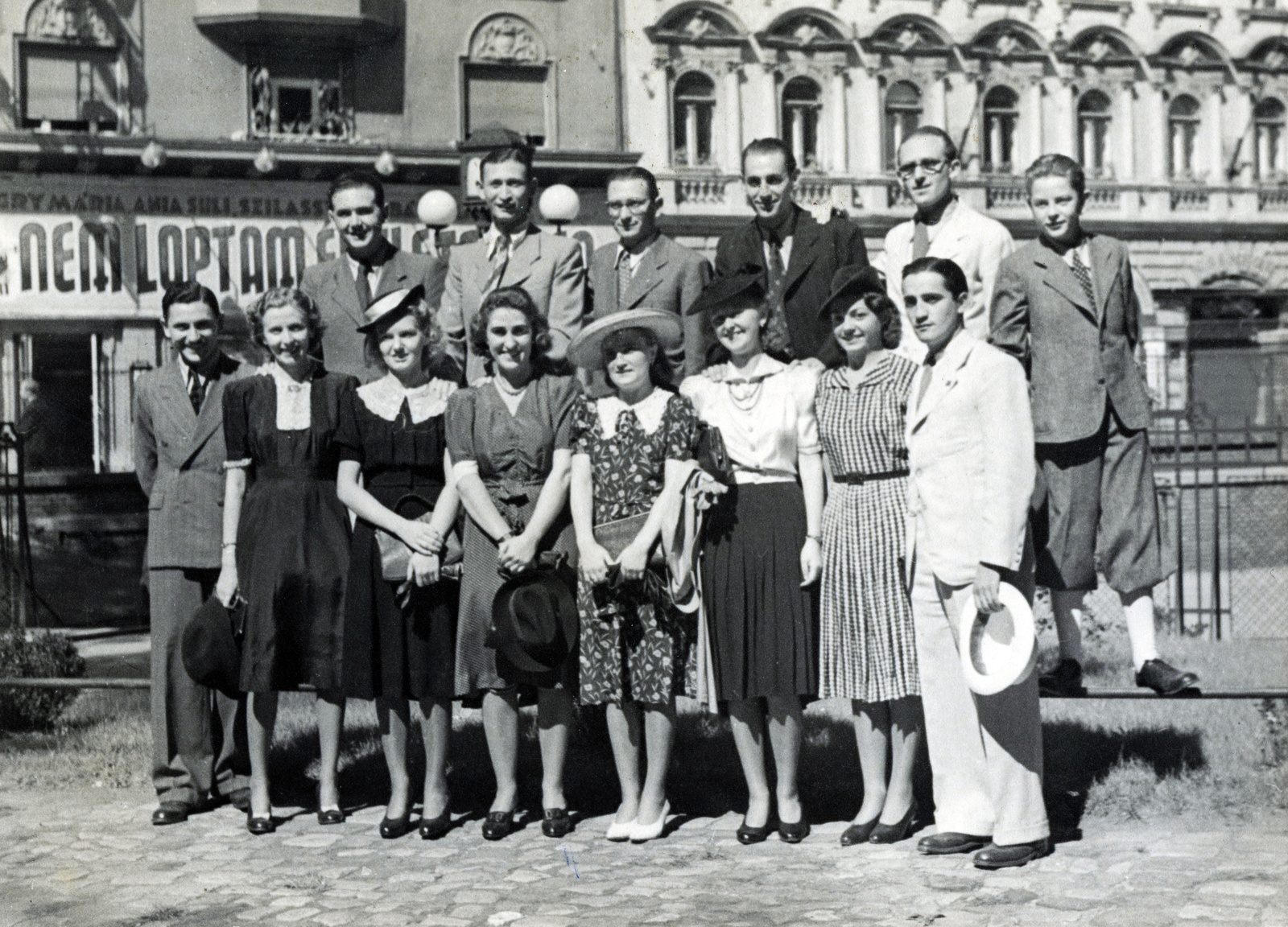 Magyarország, Budapest VII., Bethlen Gábor tér, háttérben az István utca. Balra a Bethlen Filmszínház (később Bethlen Téri Színház)., 1943, Glázer Attila, kerítés, Haidekker-márka, Budapest, Fortepan #118025