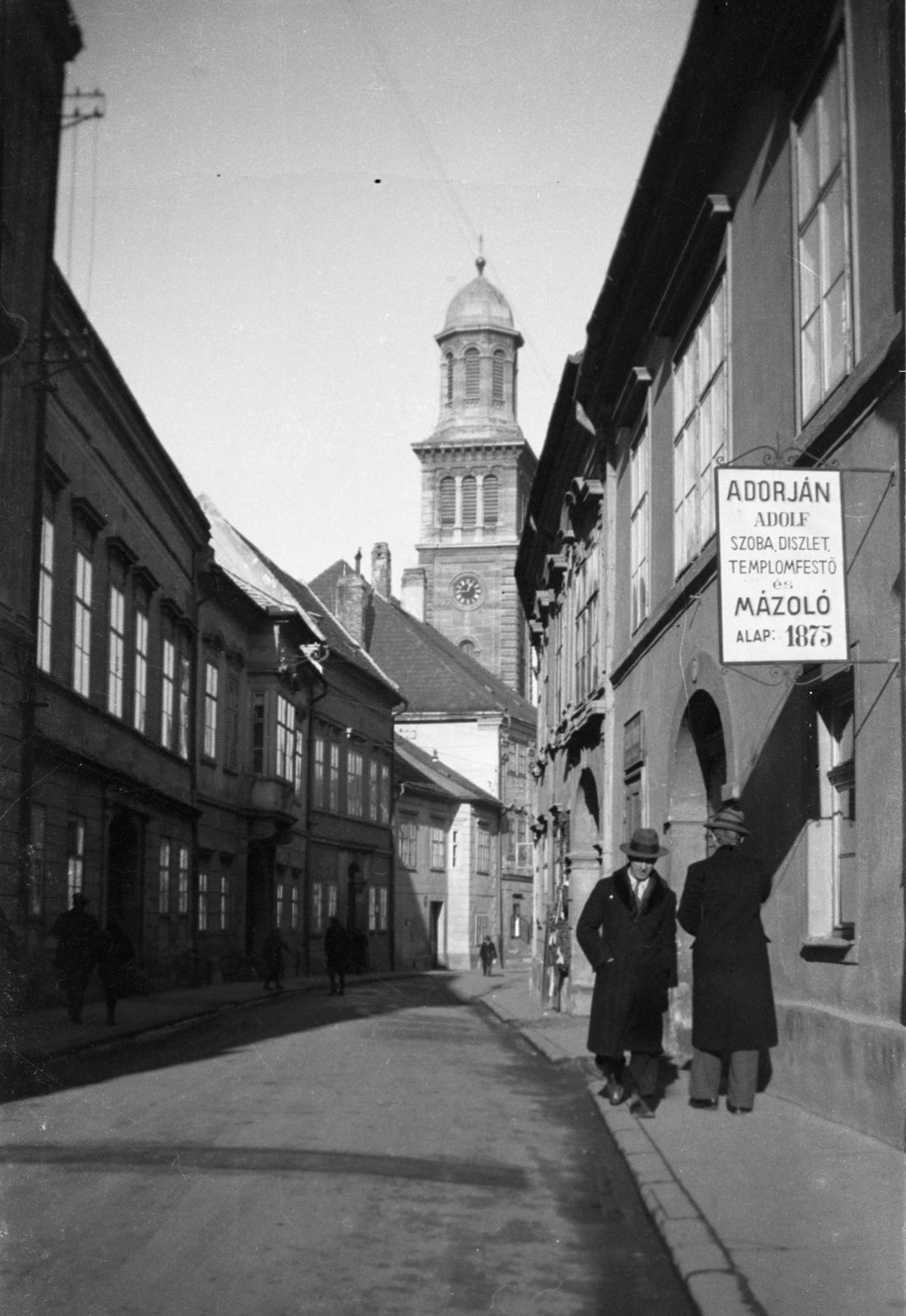 Magyarország, Sopron, Templom utca a Fegyvertár utca felől az evangélikus templom felé nézve., 1940, Kozma Endre, utcakép, szobafestő, cégtábla, Fortepan #118040