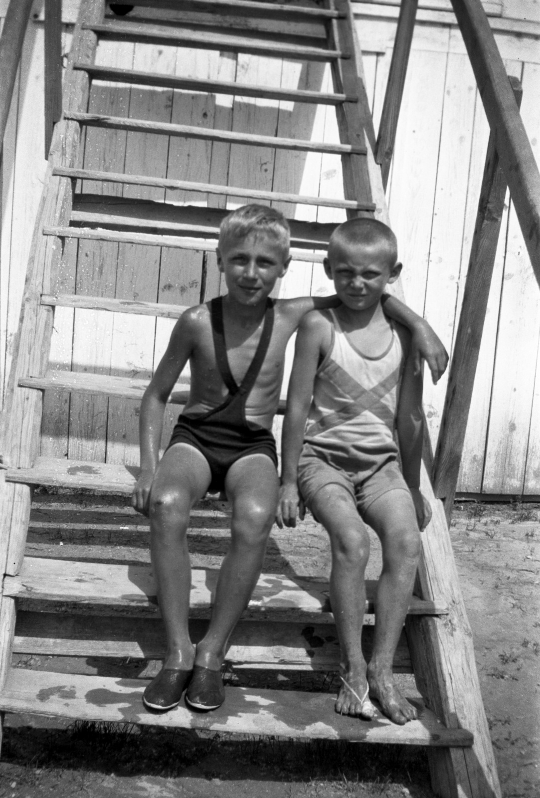 1936, Kozma Endre, arms around shoulders, sitting on stairs, Fortepan #118044