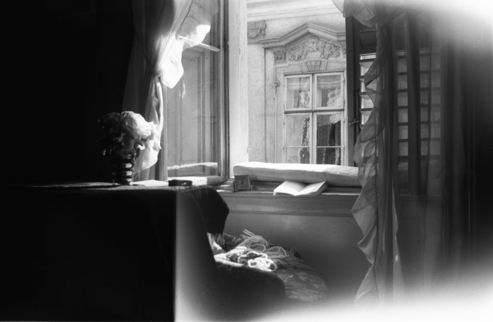 Hungary, Sopron, Templom utca 20., az ablakon keresztül a 17. számú ház látszik., 1937, Kozma Endre, book, window draft stopper, window, backlight, Fortepan #118058