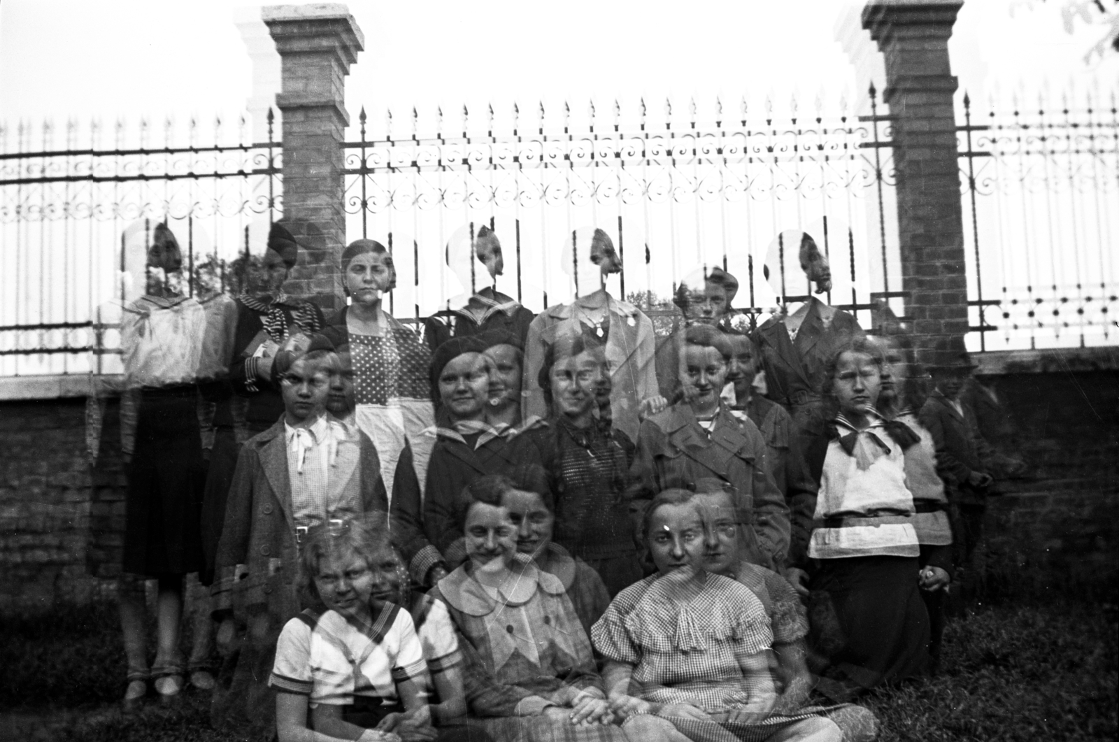 Hungary, Győr, Újváros, Petőfi tér, a felvétel az evangélikus szeretetház (árvaház) kerítésénél készült., 1937, Kozma Endre, erroneous photo, Fortepan #118062