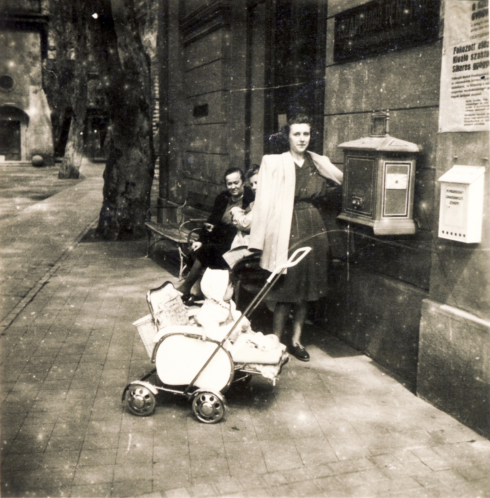 Hungary, Budapest II., Frankel Leó út 25-29., a Lukács Gyógyfürdő parkja., 1948, Kőrössy Szabolcs, baby carriage, letter box, Budapest, Fortepan #118080