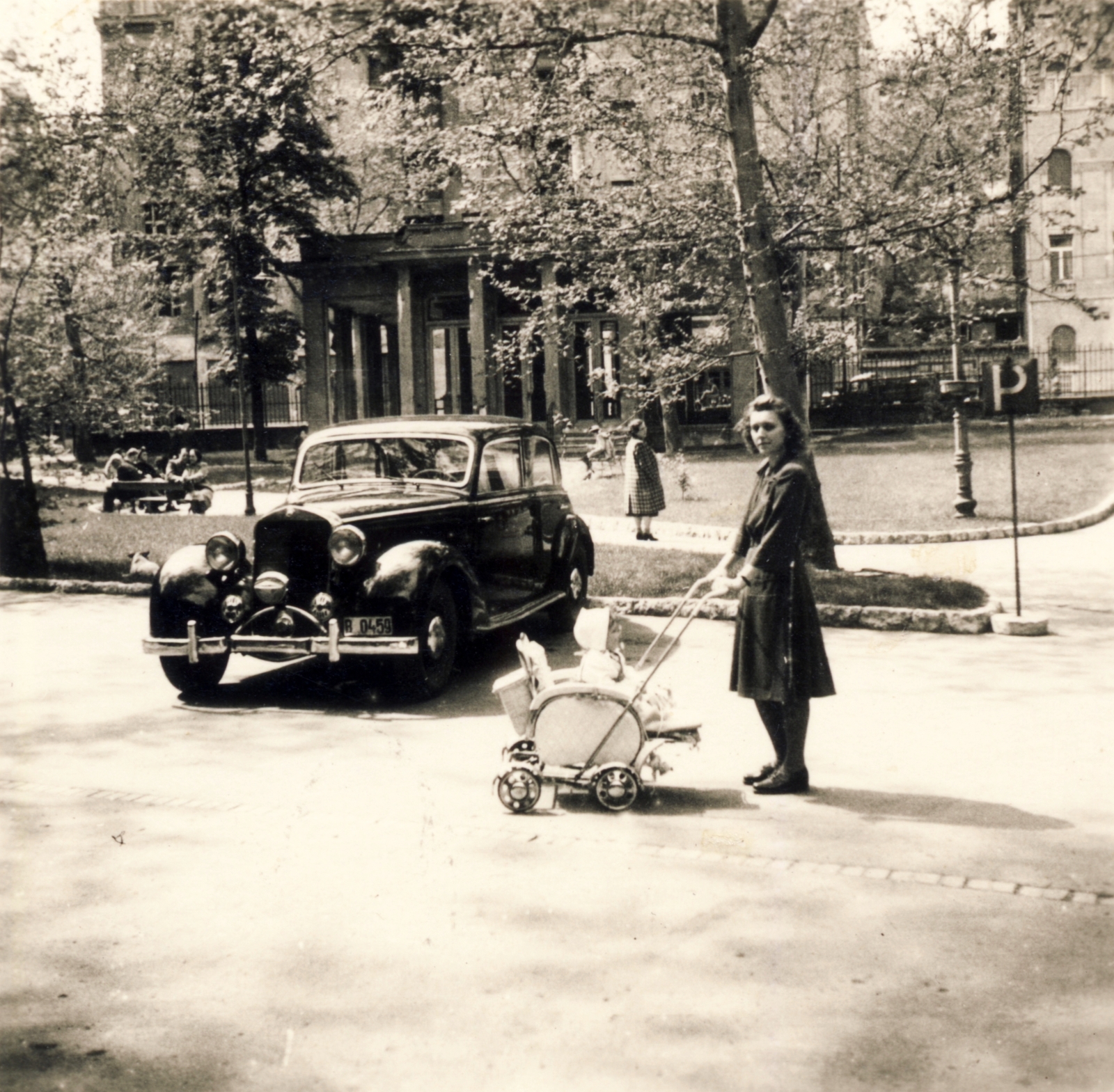 Magyarország, Budapest II., Frankel Leó út 25-29., a Lukács Gyógyfürdő parkja., 1948, Kőrössy Szabolcs, babakocsi, automobil, rendszám, Budapest, Fortepan #118081