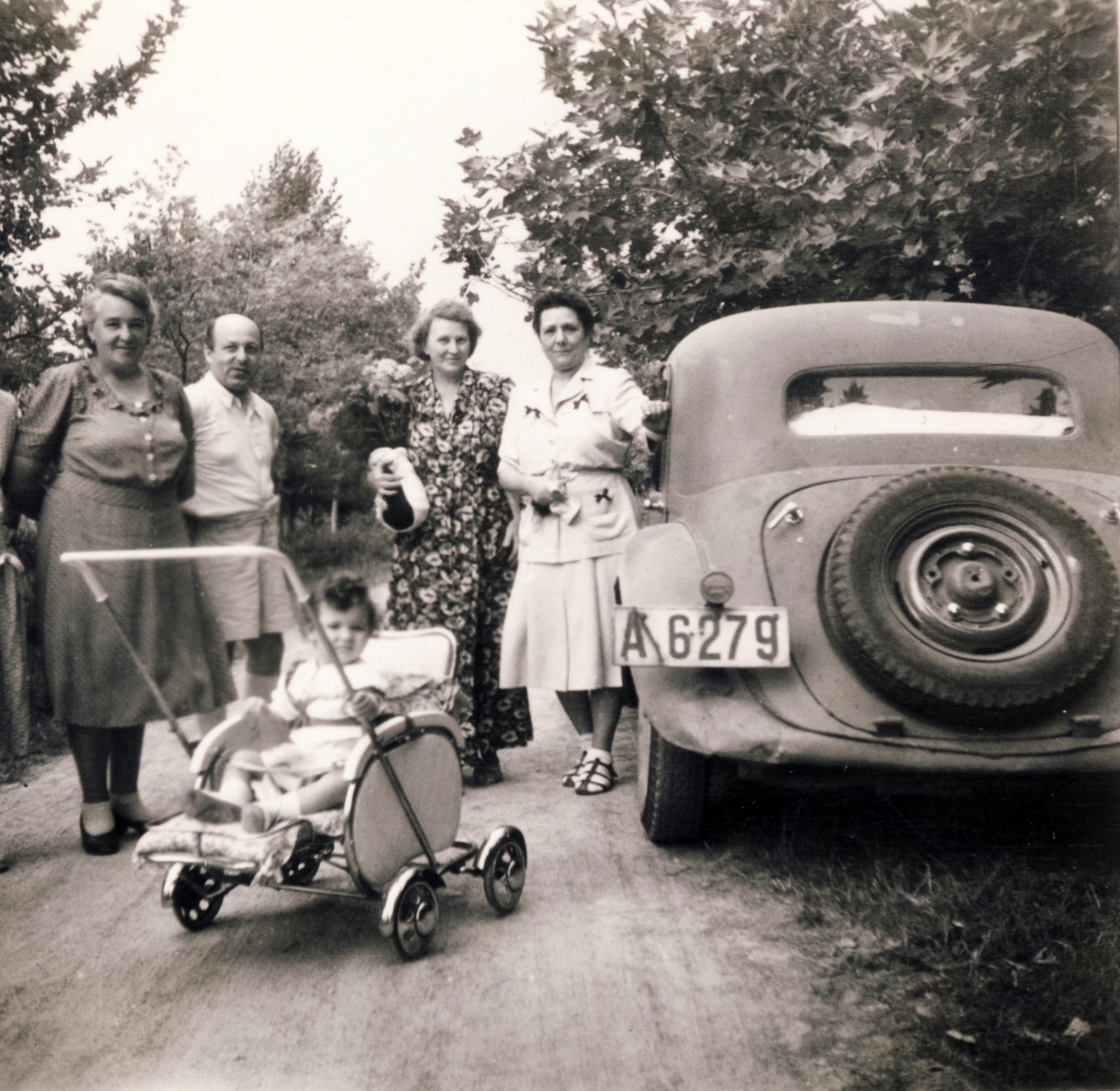 1948, Kőrössy Szabolcs, babakocsi, csoportkép, társaság, automobil, rendszám, szandál, Citroen 11CV Traction Avant, Fortepan #118082