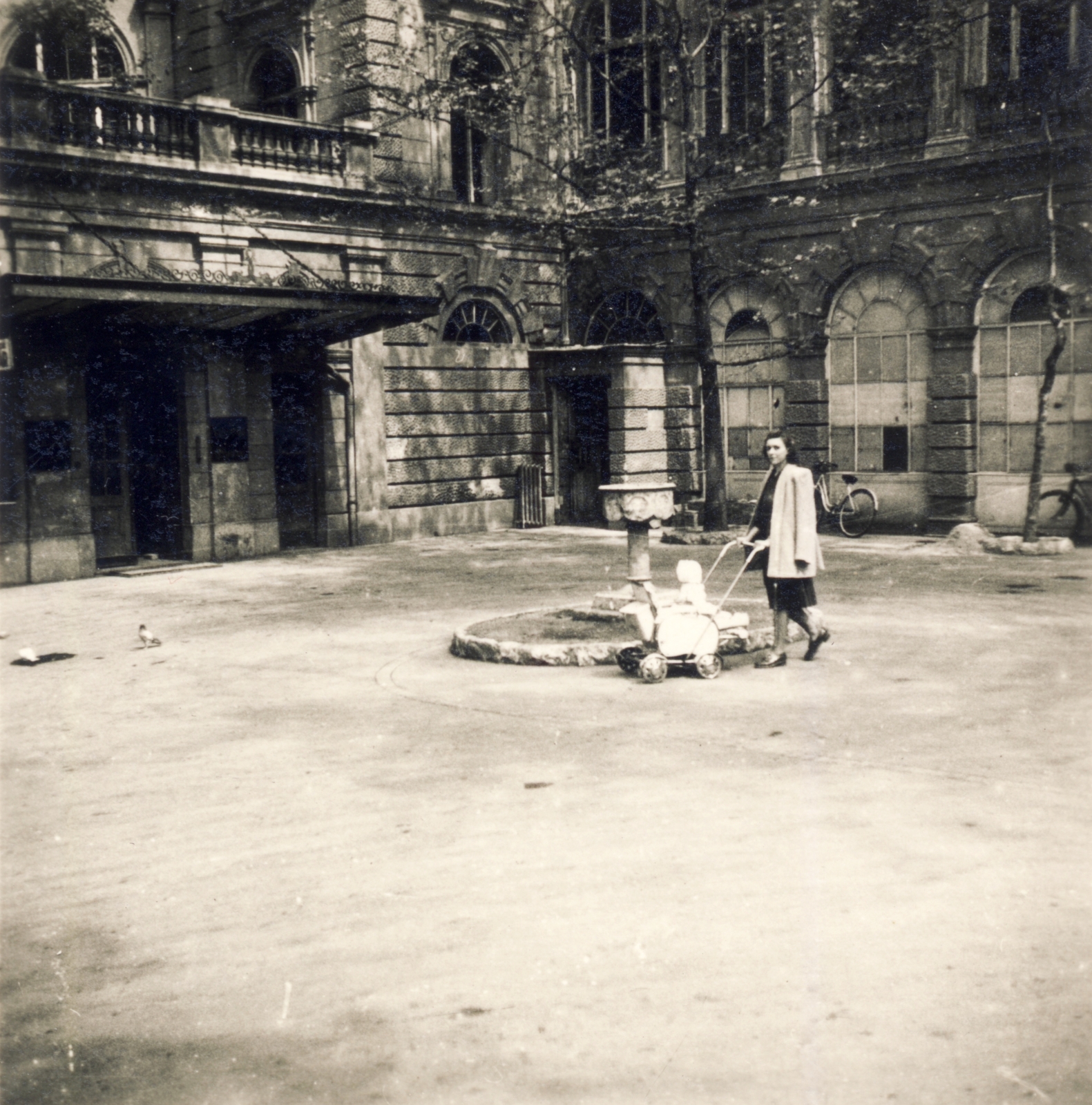 Magyarország, Budapest II., Frankel Leó út 25-29., a Lukács Gyógyfürdő parkja., 1948, Kőrössy Szabolcs, babakocsi, Budapest, Fortepan #118085