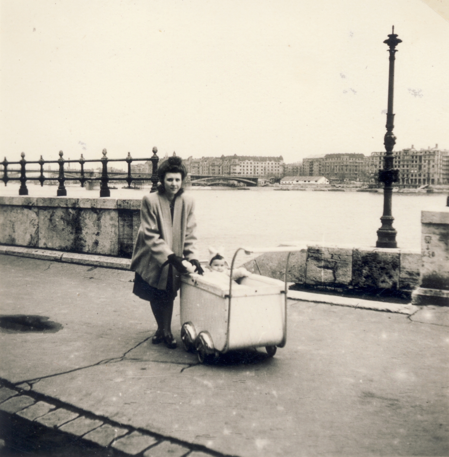 Magyarország, Budapest II., Bem (Mónus Illés) rakpart a Kacsa utcánál. Háttérben a Margit híd és Jászai Mari (Rudolf) téri házak., 1948, Kőrössy Szabolcs, babakocsi, Budapest, folyó, rakpart, nő, baba, Fortepan #118097